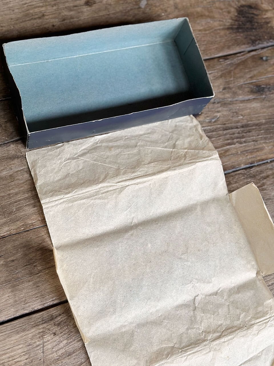 DMC 糸巻き入り紺色の紙箱 メルスリー | Brocante de La Cocotte