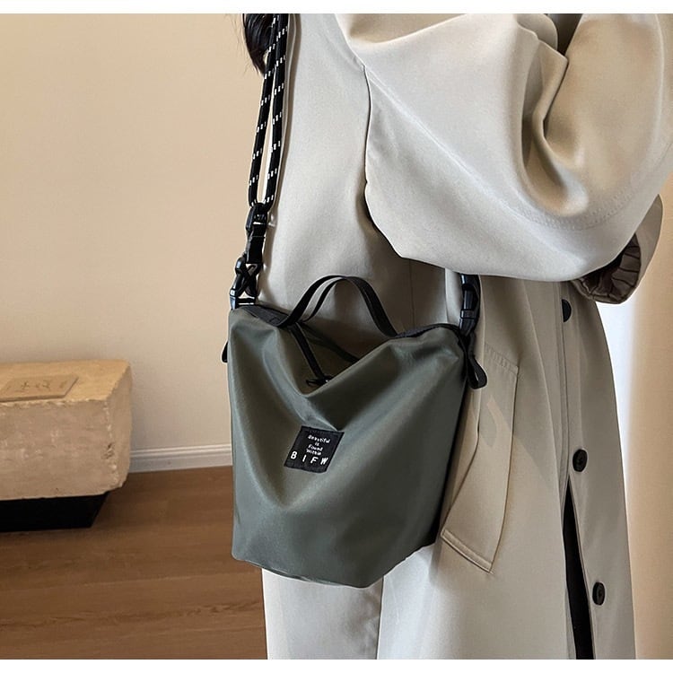 肩掛け ショルダーバック バケツ型 サコッシュ 通学 コンパクト 縦型