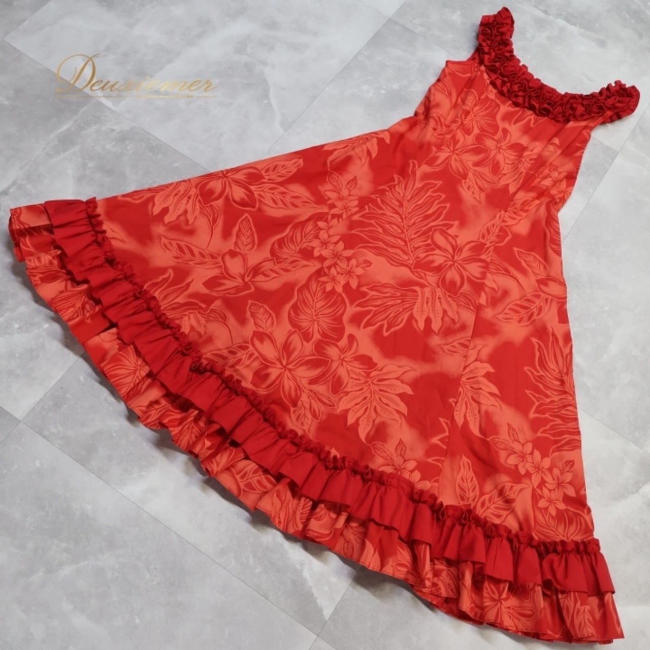 フラダンス 衣装 ワンピース ドレス CC Fashions レッド系 ハワイ製 ノースリーブ フリル ワントーン モンステラ柄 プルメリア柄 かわいい 華やか 鮮やか 明るい ハワイアン アロハ ハワイアンプリント フラ ダンス レッスン 練習 上品