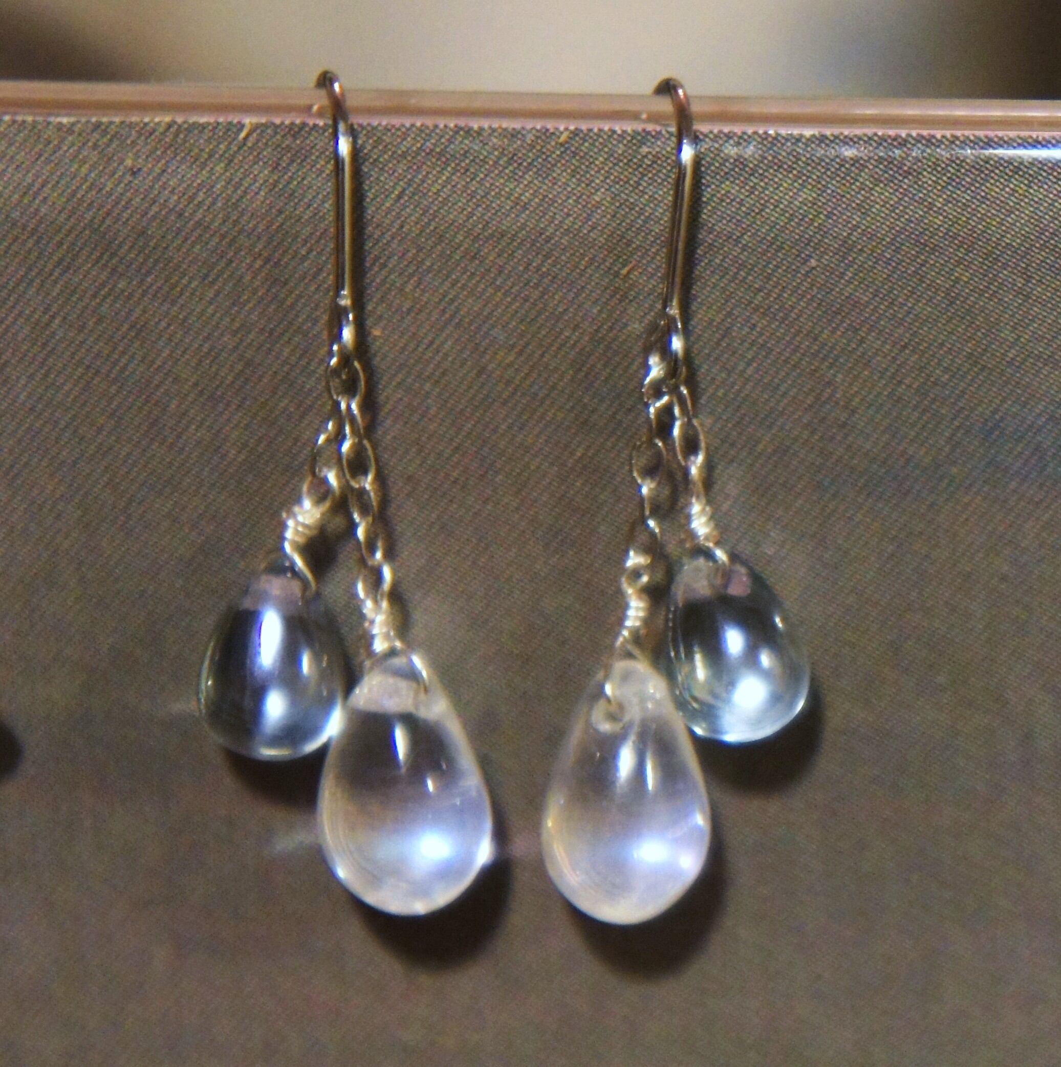 ピアス チェコビーズ白しずく | Radiometer