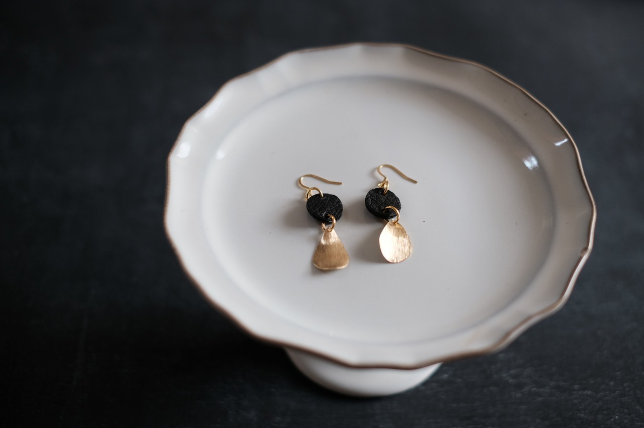 猪革　真鍮製しずくピアス　2個・画像3