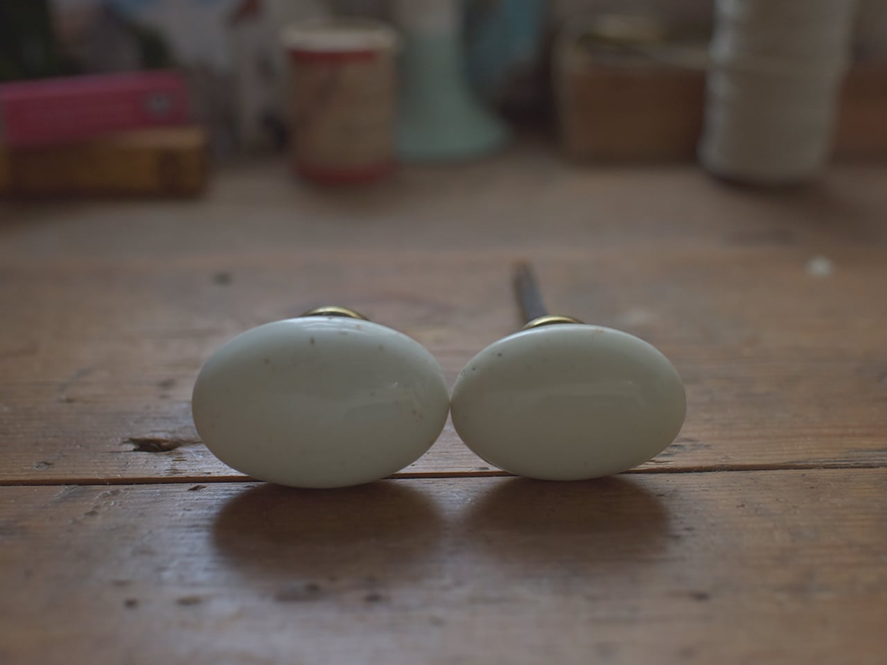 白の陶器製の楕円型ドアノブパーツ フレンチアンティーク
