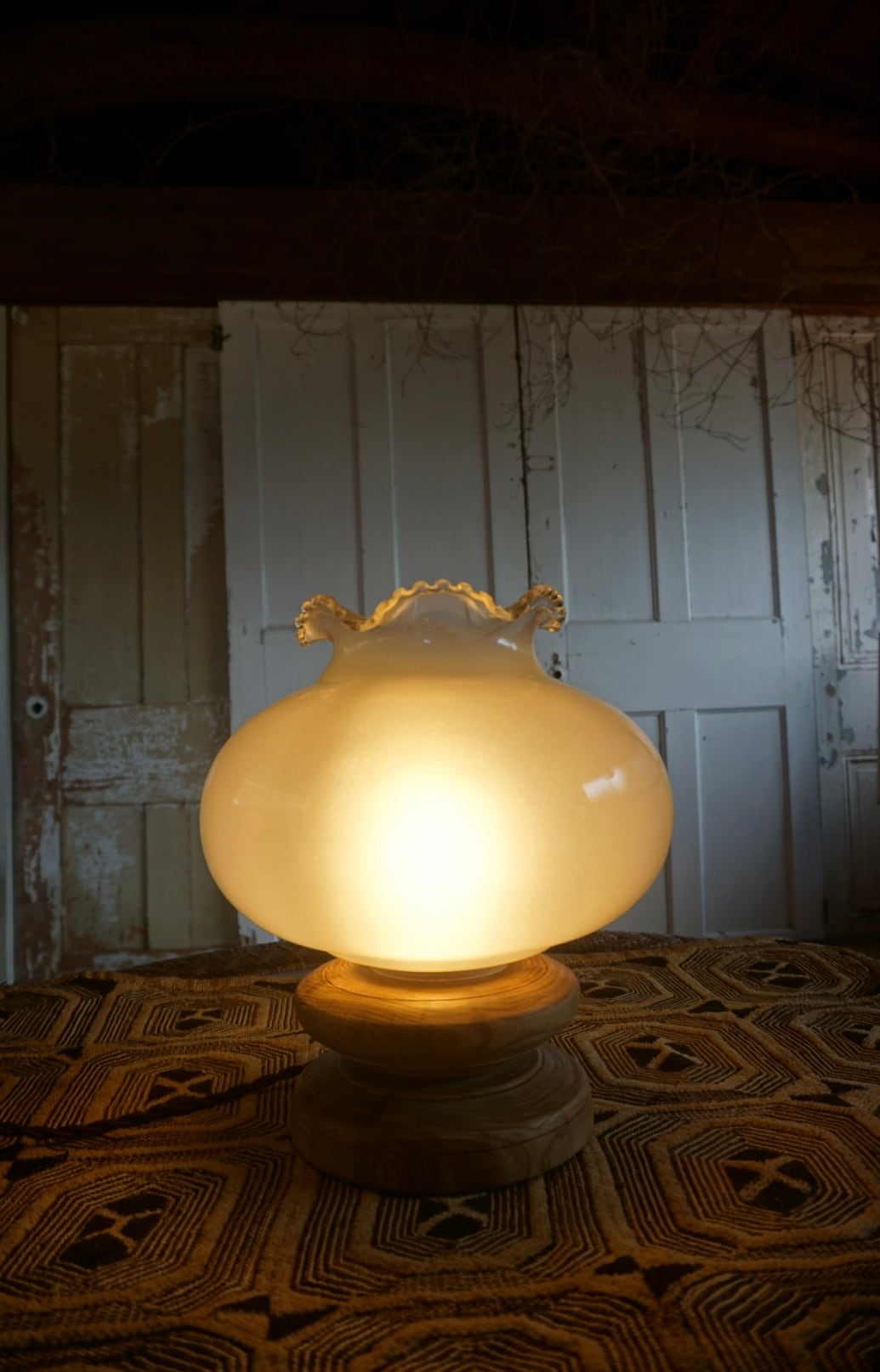 アンティーク　ランプ 乳白色のアンティークガラスと栗のテーブルランプ | mingu gallery