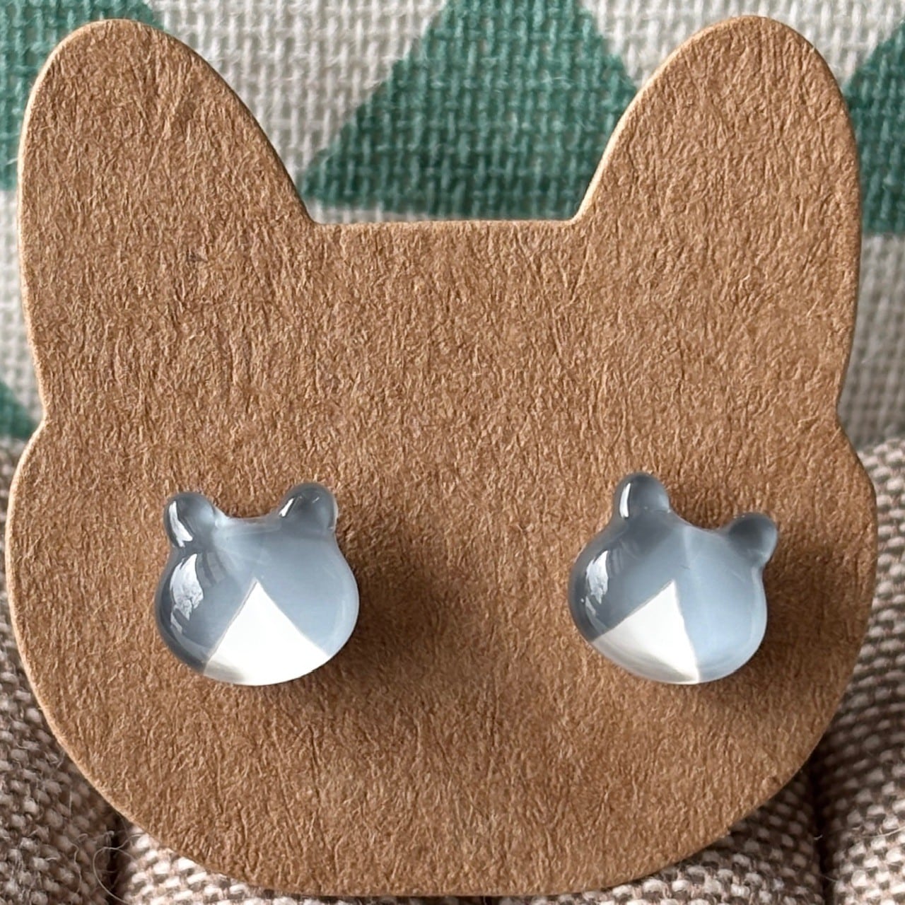 ガラスのハチワレ猫 グレー×白 小粒 シンプルピアス／イヤリング | 猫