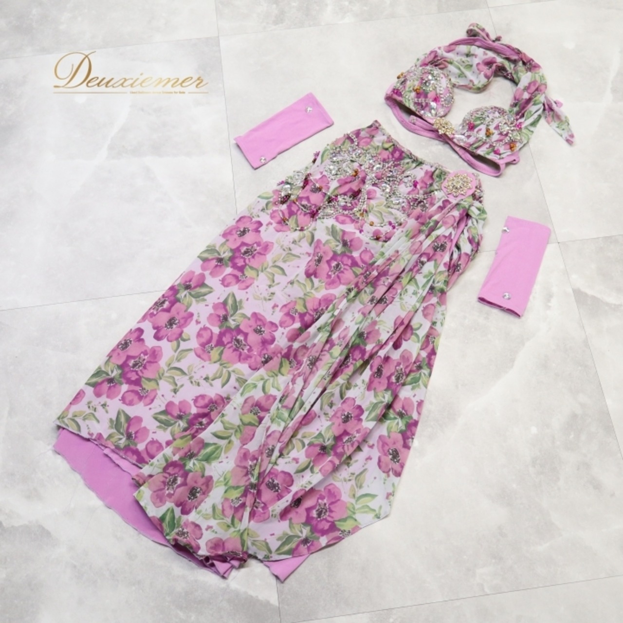 ベリーダンス オリエンタル 衣装 上下セット ピンク系 トップス スカート アーム アーム飾り 紫 緑 花柄 鮮やか かわいい ダンス衣装 ラインストーン ビーズ 豪華 装飾 ステージ イベント 華やか パープル系 グリーン系