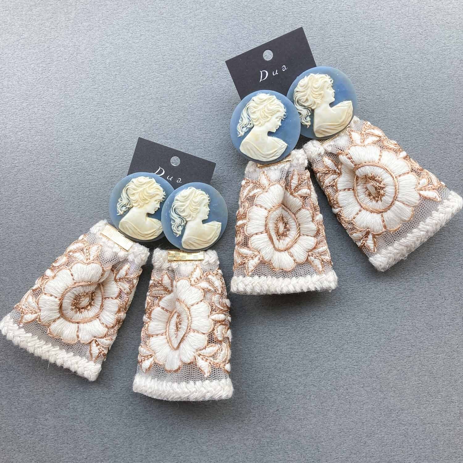 ブルーカメオと白いお花の刺繍リボンドレス〈ピアス/イヤリング