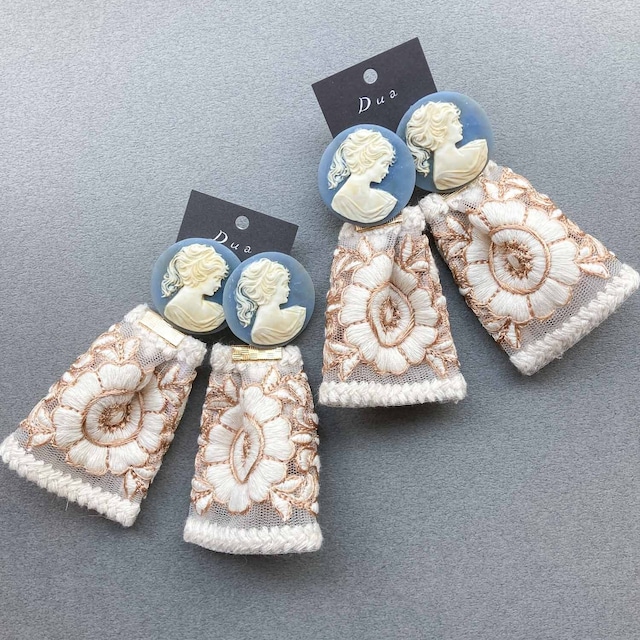 ブルーカメオと白いお花の刺繍リボンドレス〈ピアス/イヤリング〉