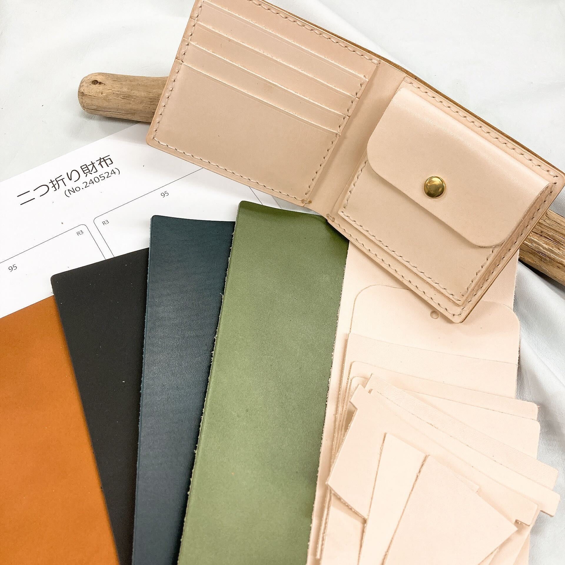 レザークラフト 本革　二つ折り財布　1 二つ折り財布 35 レザークラフト leather craft - YouTube