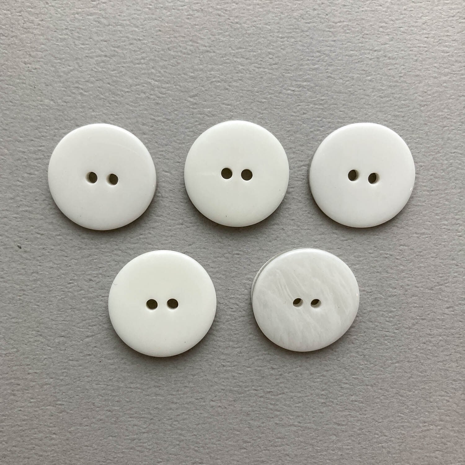 シルバーラメ凹凸ラウンドボタン（21mm） | Dua-アクセサリーパーツ