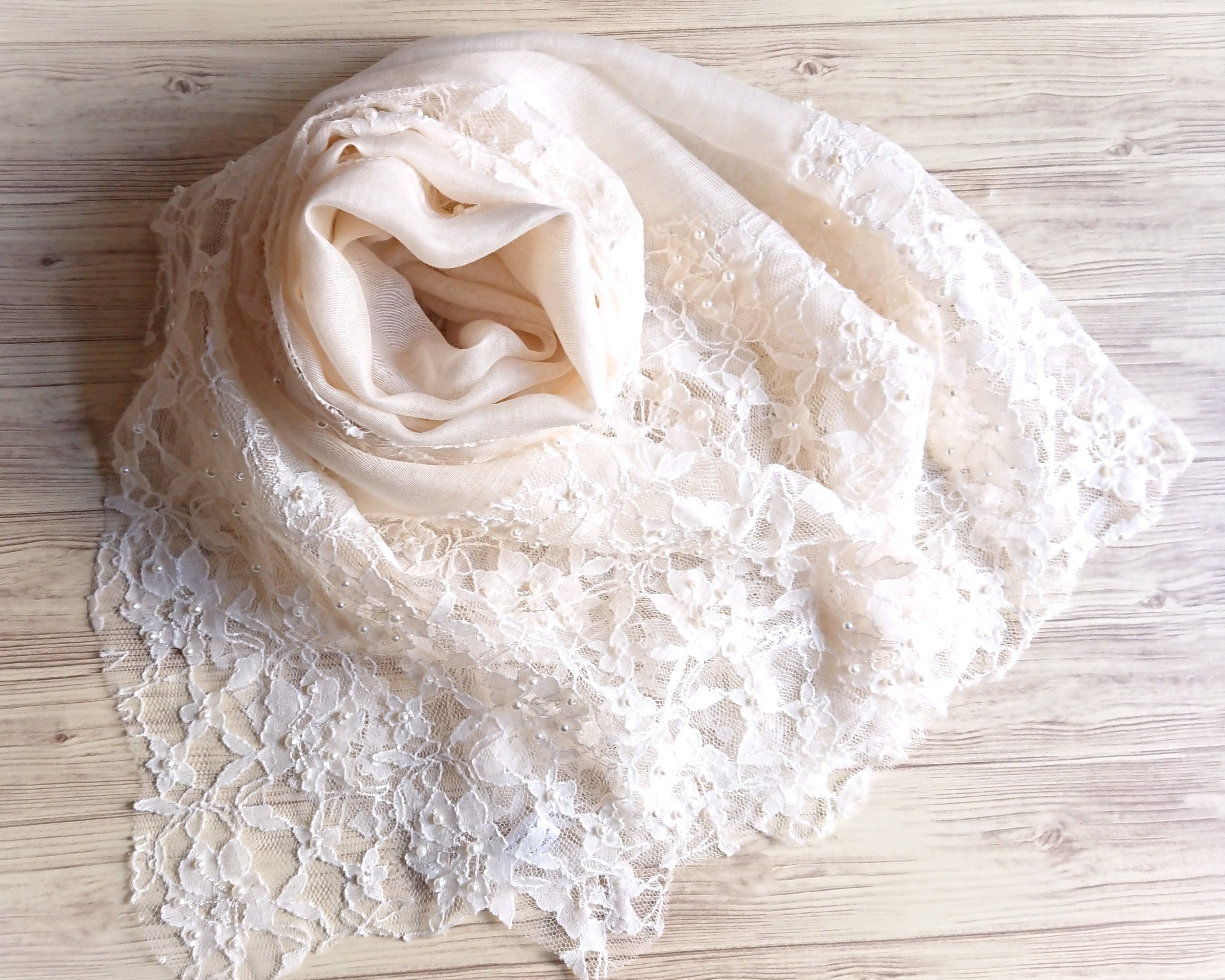 オフホワイトのレースショール ウールシルク | JIYUGAOKA SHAWL SHOP (JSS)