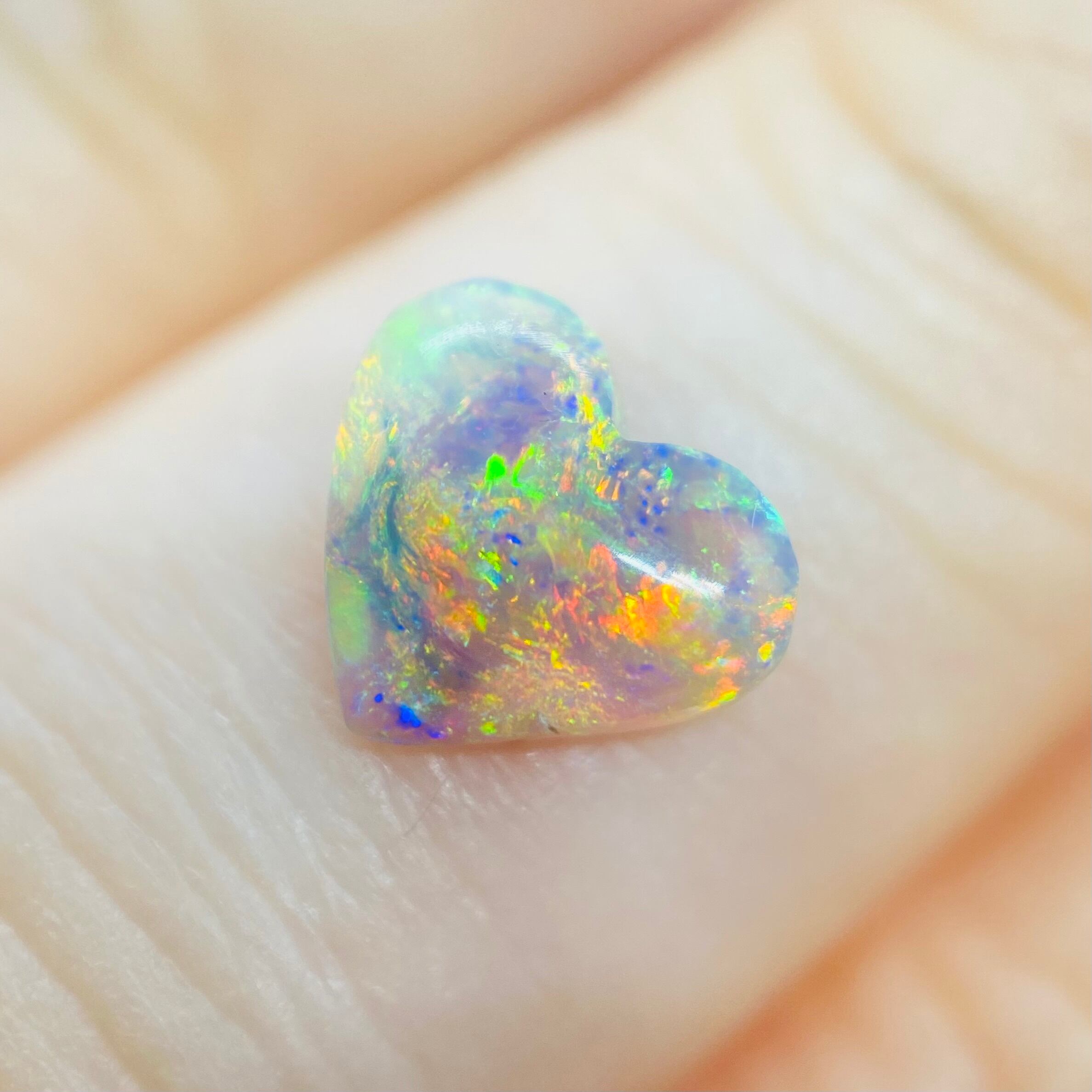遊色の美しいハートオパール