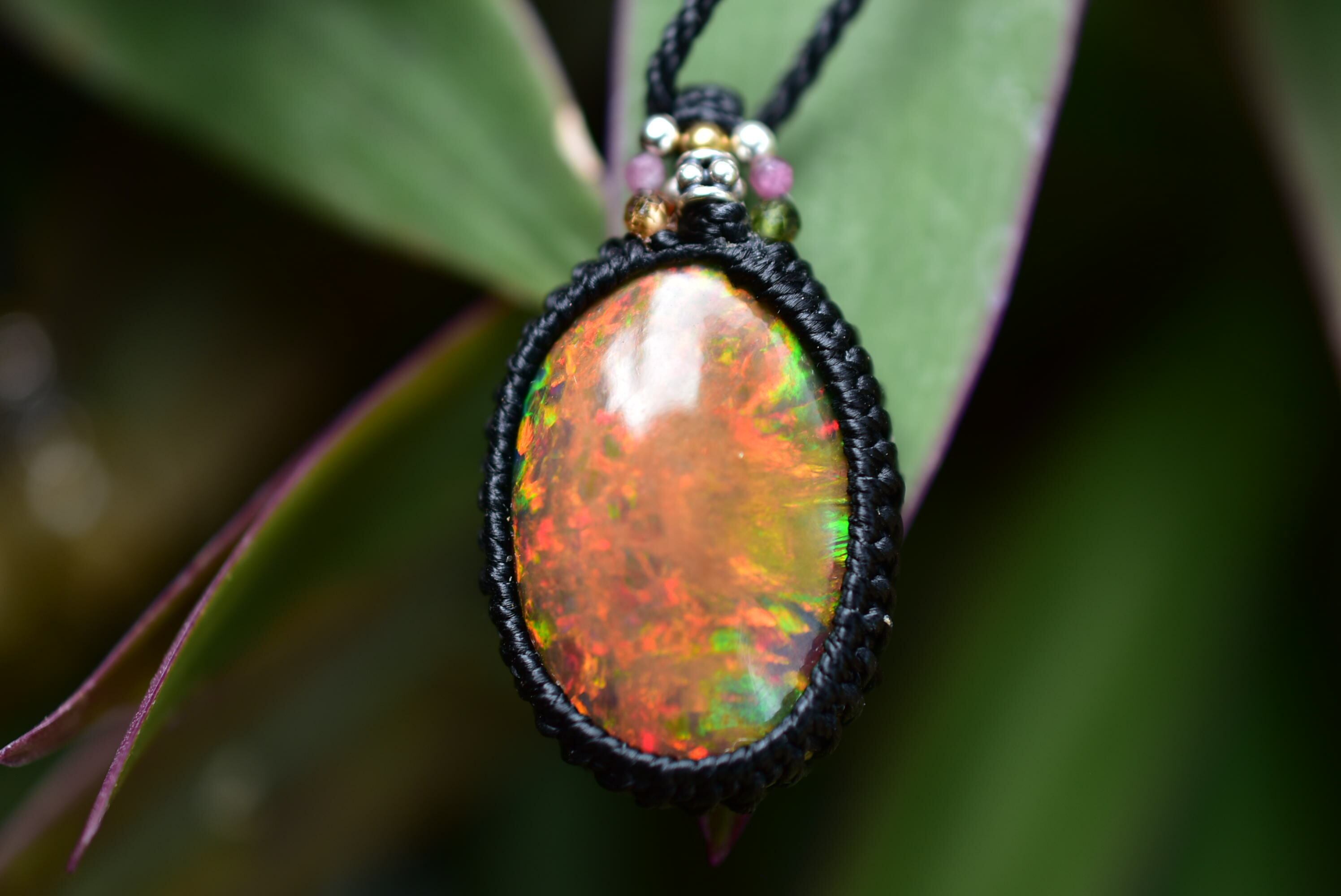 モルダバイト&ブラックオパールのマクラメペンダント 【公式通販】