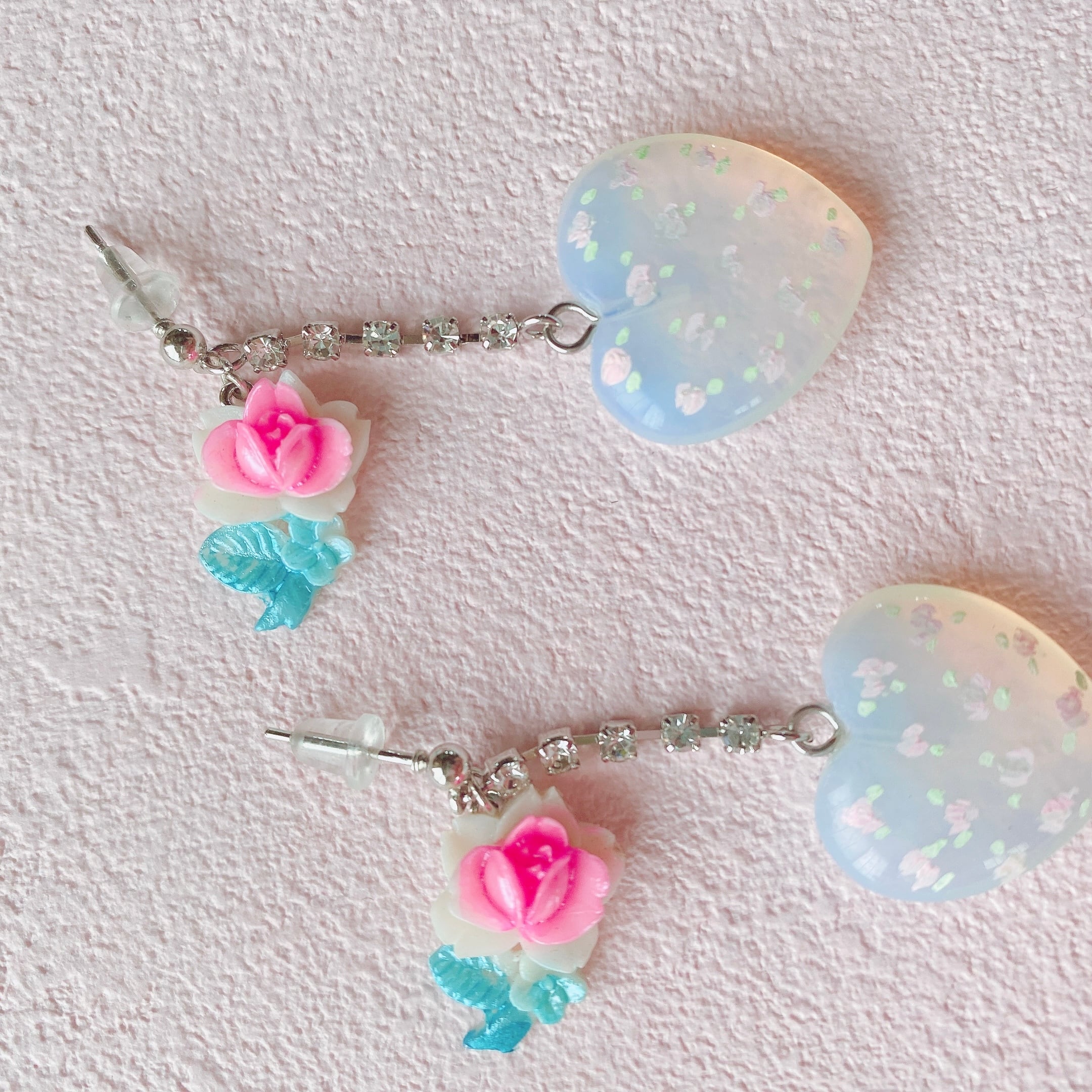 Hand paint x 天然石 ビジュ付き耳飾り (小花)