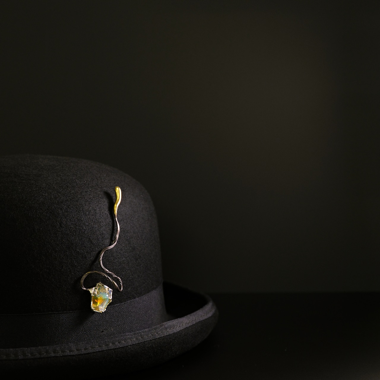 【1点もの】冬虫夏草ブローチ オパール(カメムシタケ)