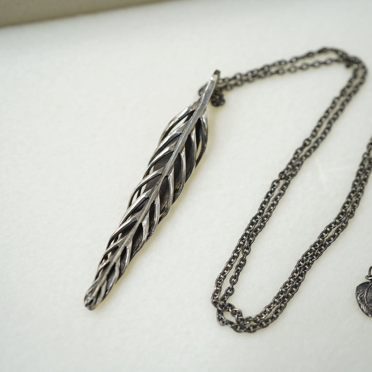 akihama 立体ボーンフェザーネックレス シルバー950硫化加工