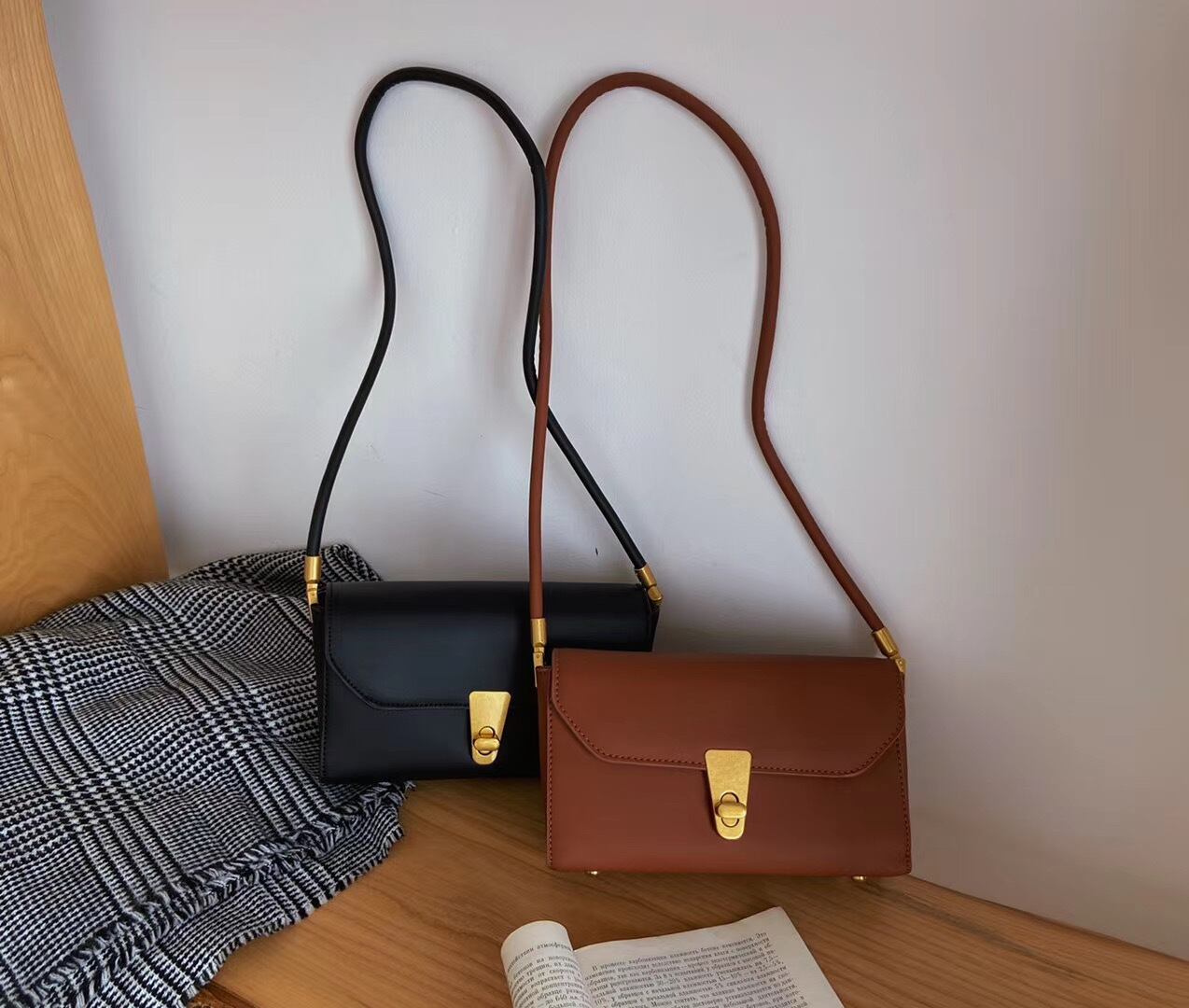 フラップショルダーバッグ