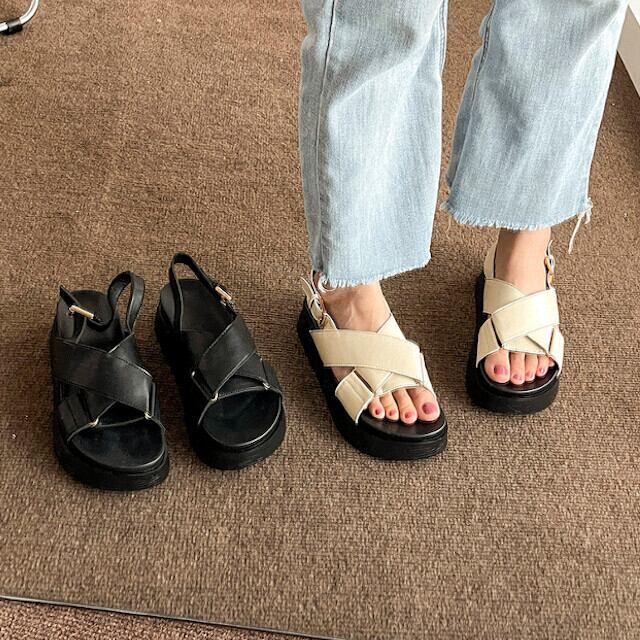 25cm 厚底サンダル ブラック フラット クロスベルト 軽量 美脚 韓国 レディース 靴 サンダル クロスベルト 牛革 ブラック⁄ベージュ