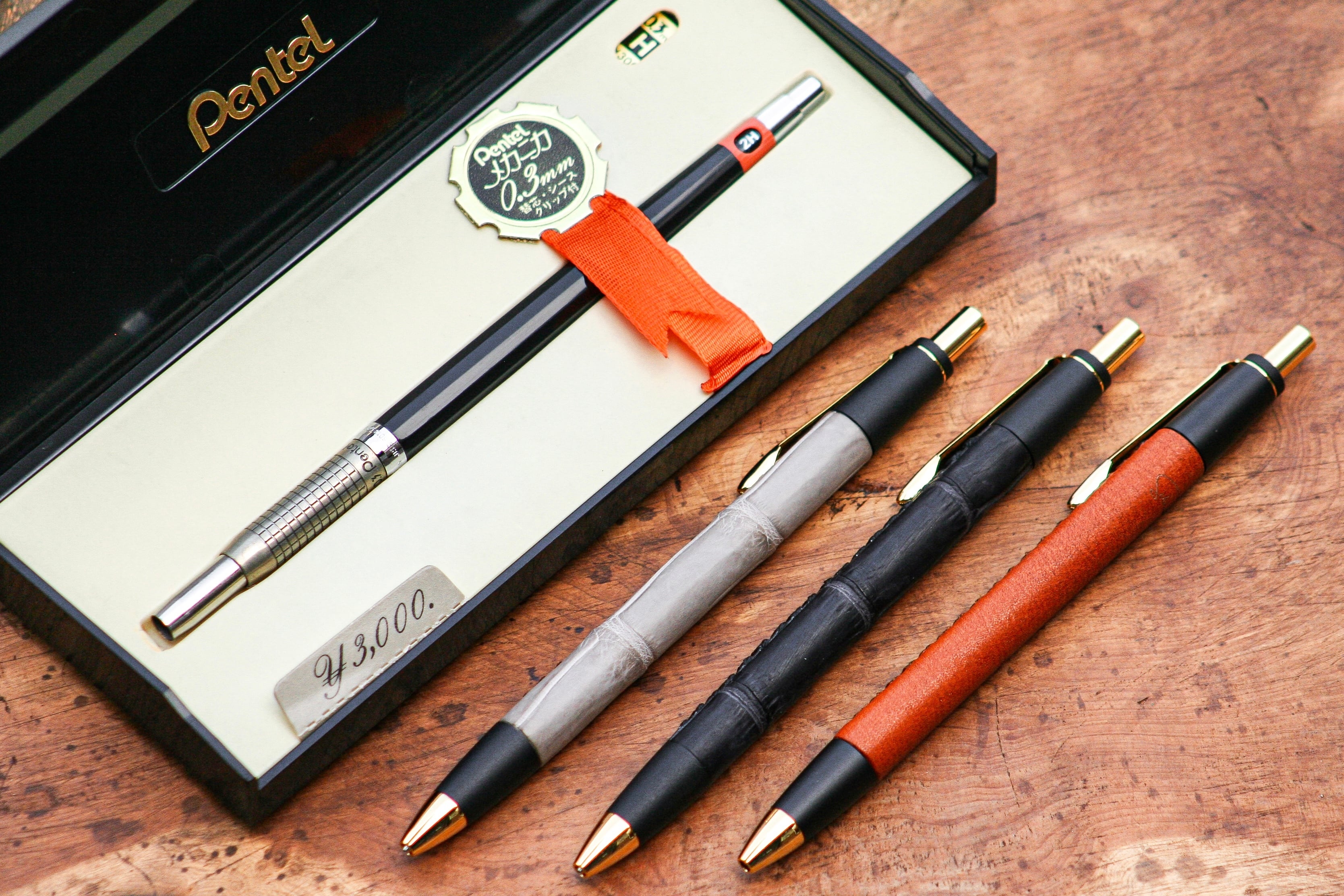 ☆不定期販売☆ 革軸ペン【クロコダイル ストーングレー】 | Schicksal