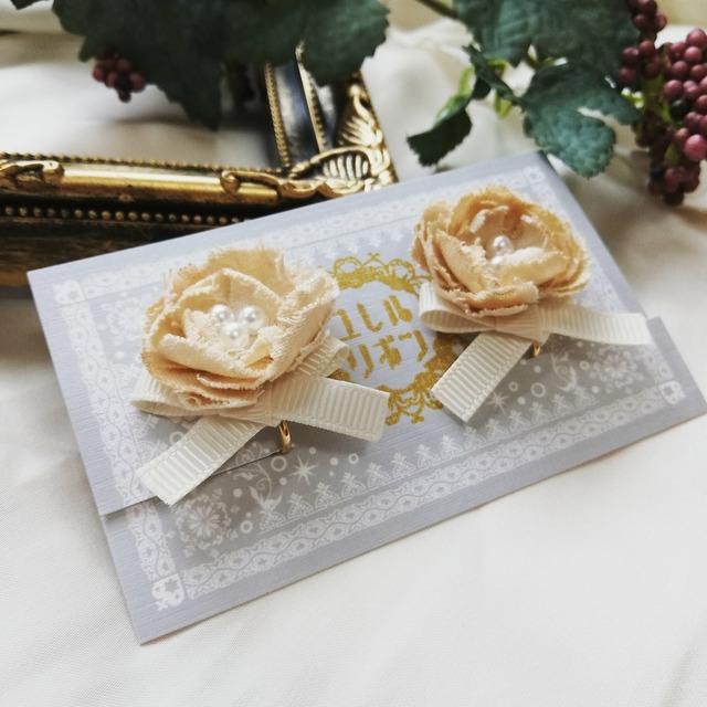 グログランリボンと紅茶染めの布花イヤリング
