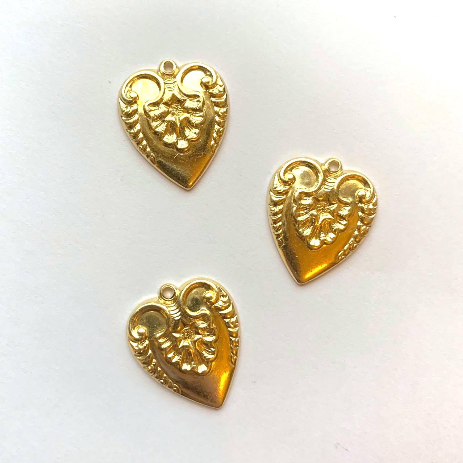 〈再入荷〉USA真鍮 中心花柄ハートチャーム