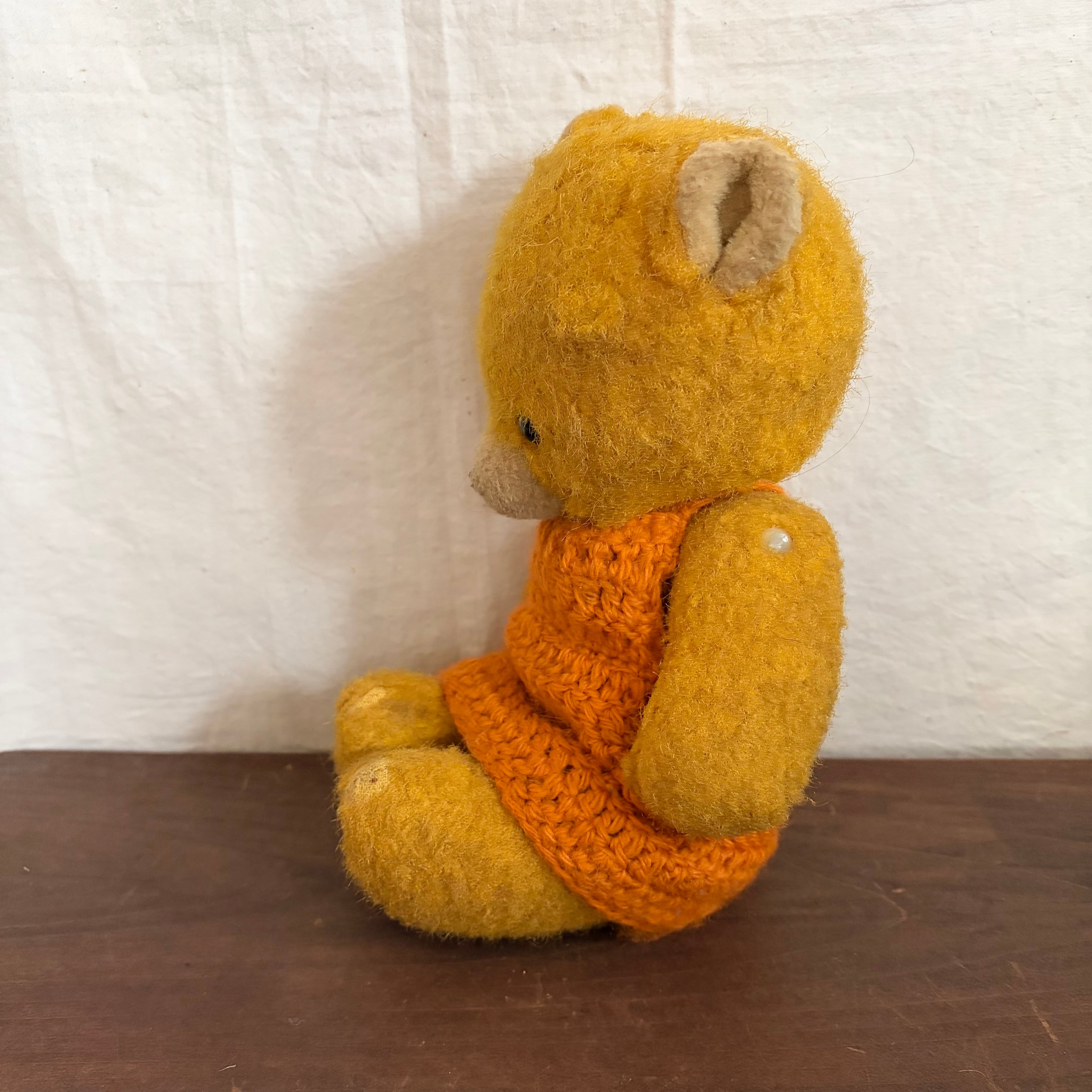 オレンジ色のエプロンをしたくま | tsuitachi craft&brocante