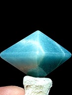 1) 妖精の石「トロレアイトinクオーツ」八面体