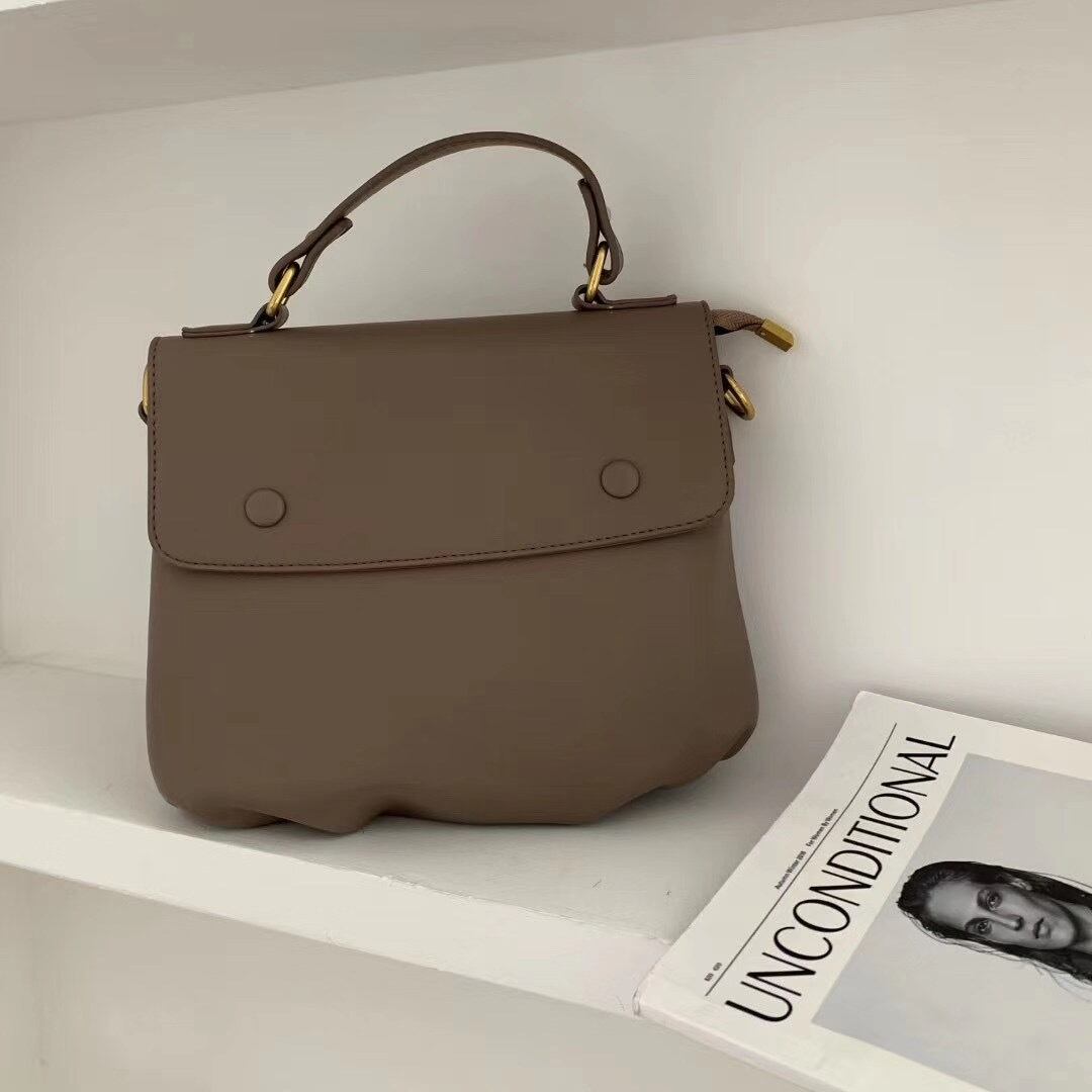 フラップハンドバッグ