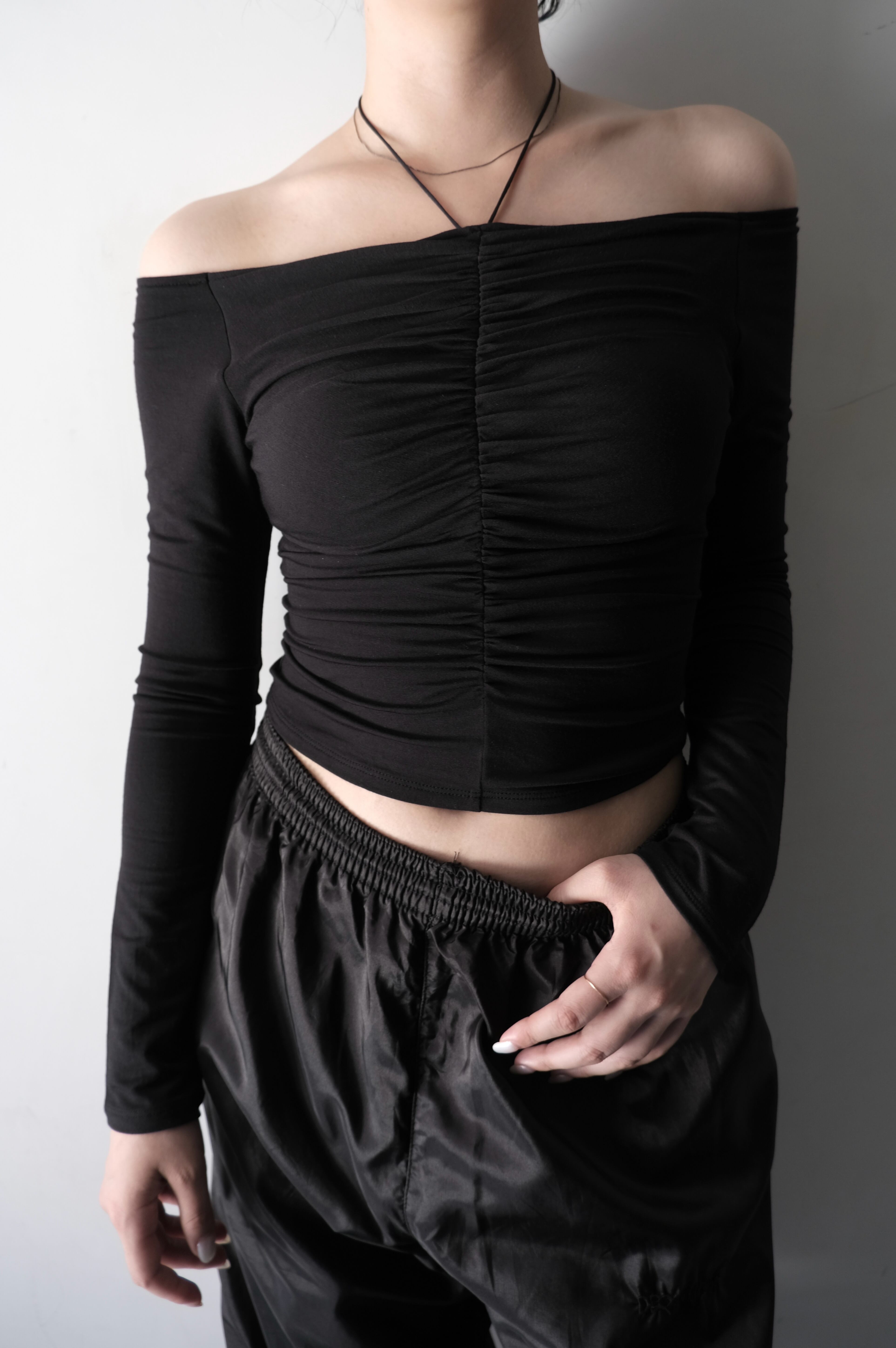 determ;】Gathered Off-shoulder Top | theour