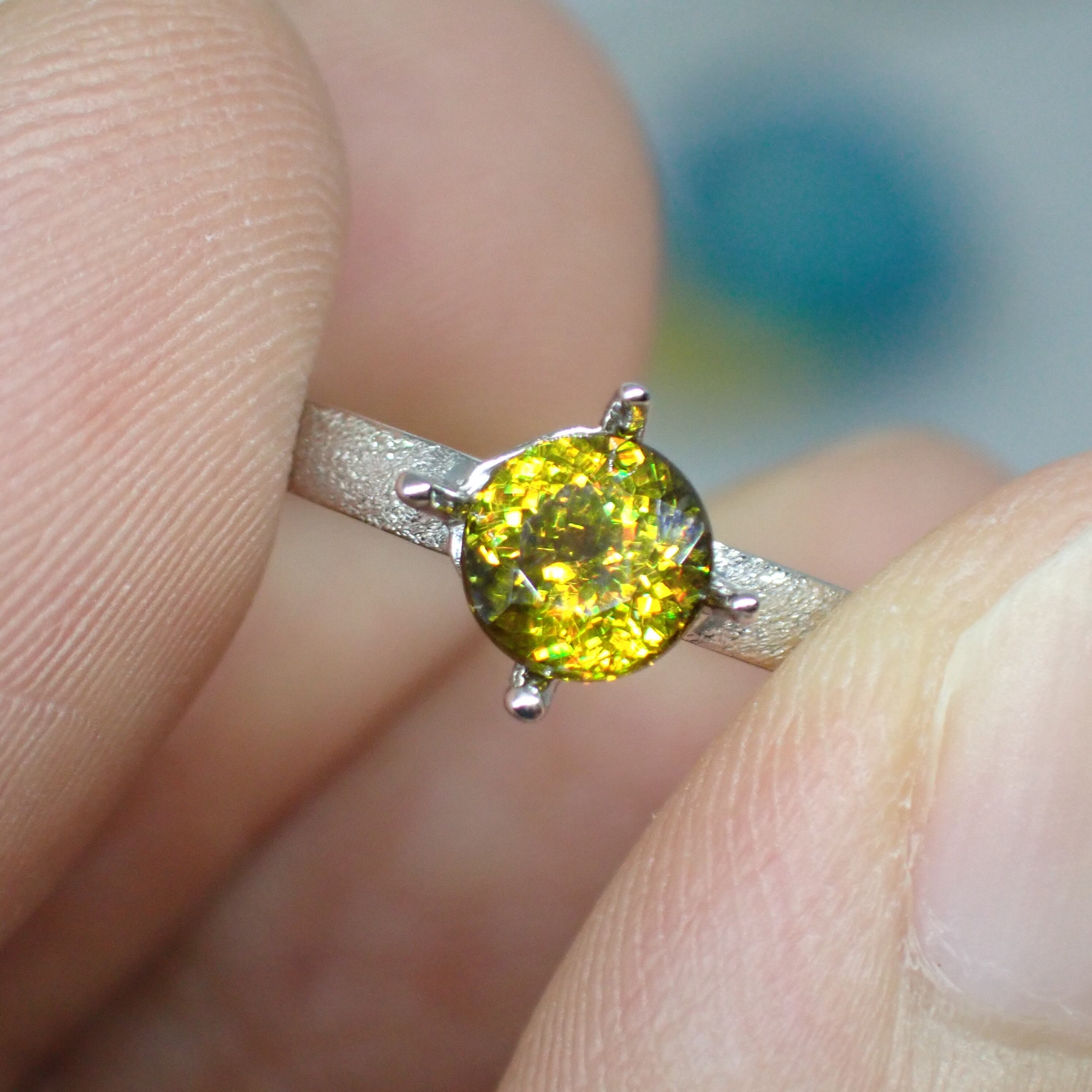 細かいパチパチファイア☆マダガスカル産スフェーン 0.56ct | 宝石