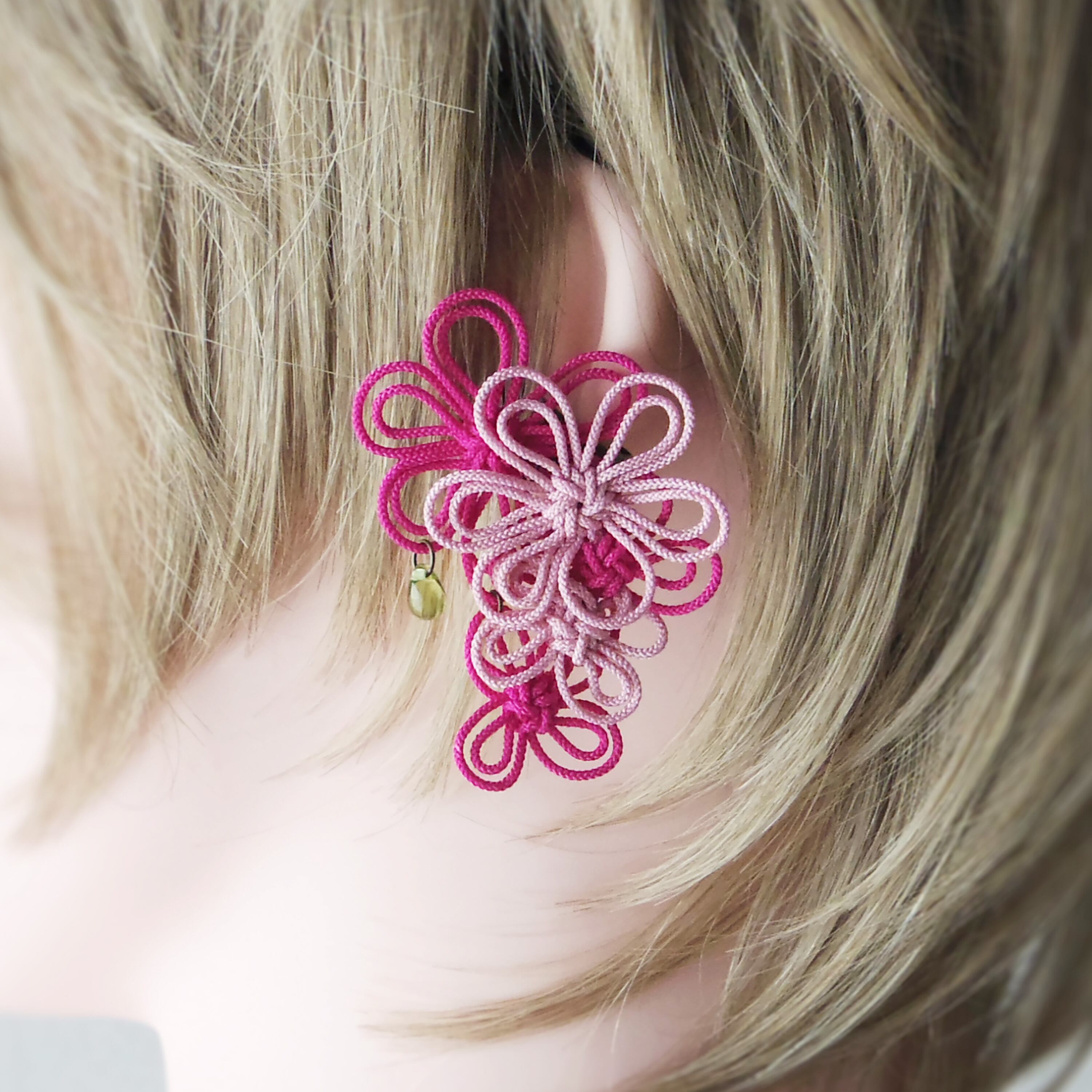 かたっぽイヤーカフ「ひさし咲々」(淡ピンク×濃ピンク)