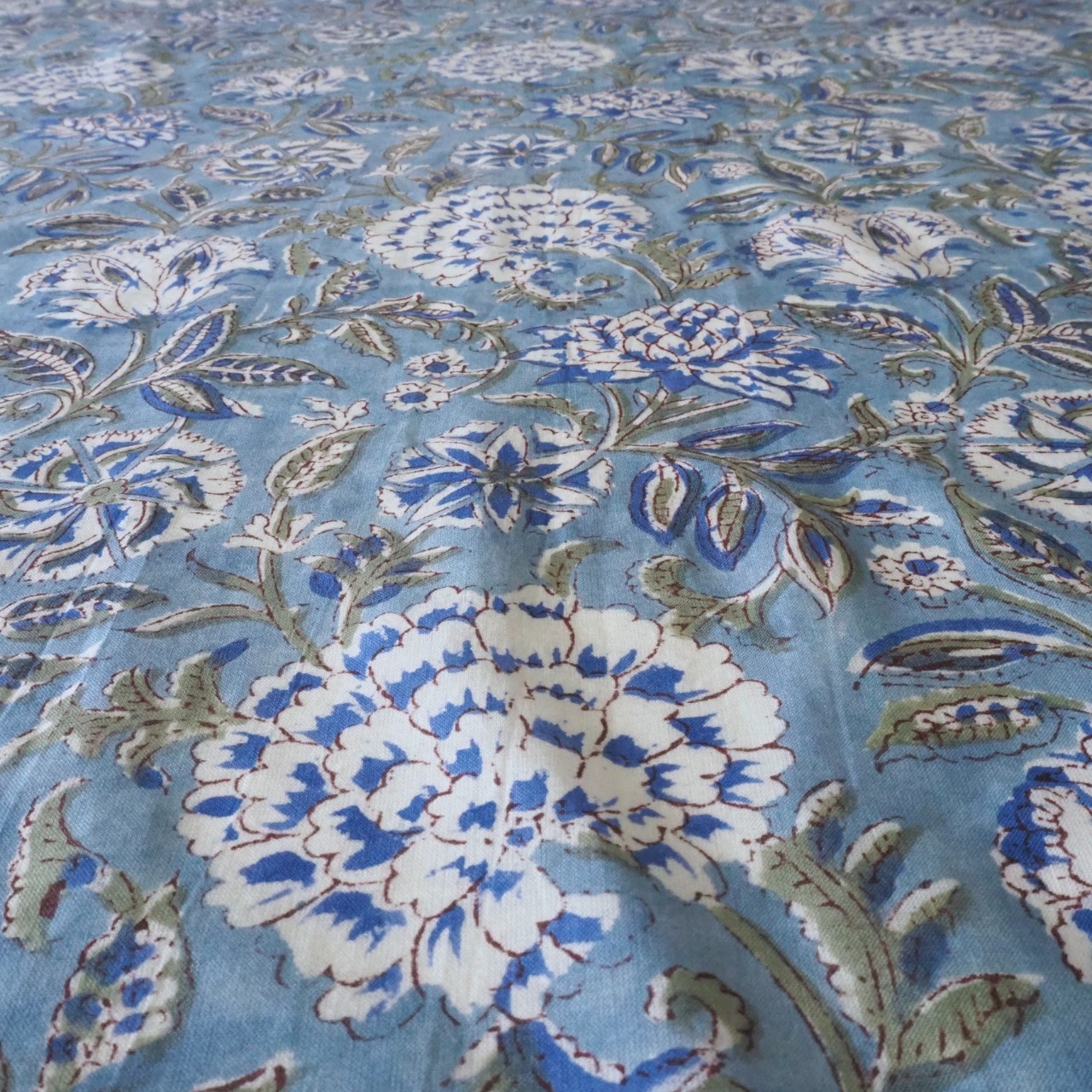 ブロックプリント生地【50cm単位】インド綿  花柄 ブルー×白 #39579-BL1
