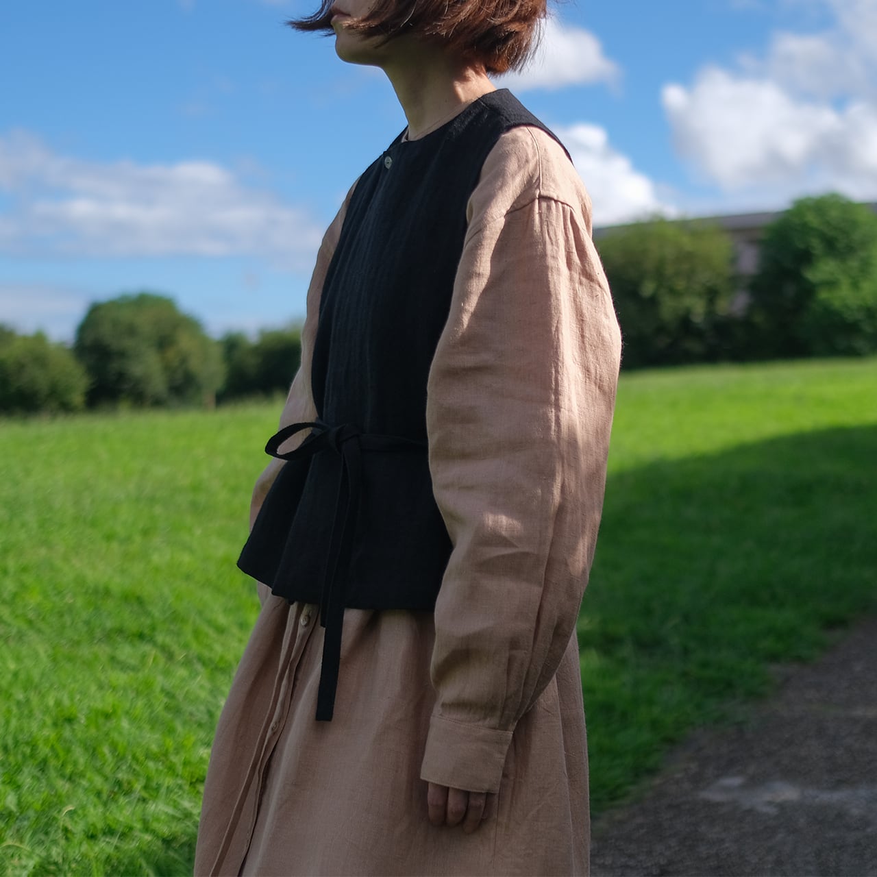 high-waisted gilet／herringbone linen 〈black〉 | SALUÉ