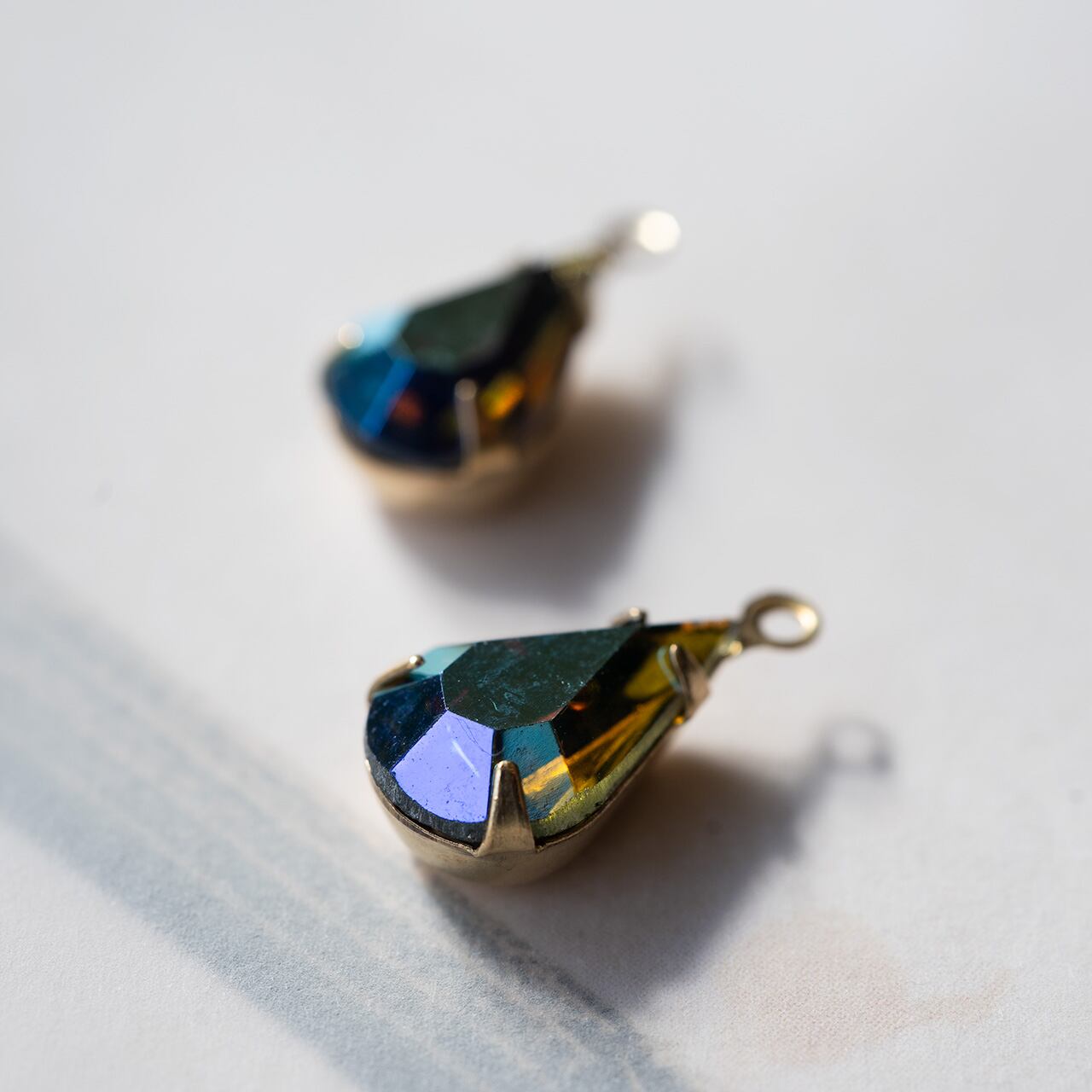 ヴィンテージ ドイツ ブルー、グリーン、パープルAB加工のペアストーン (2コ)