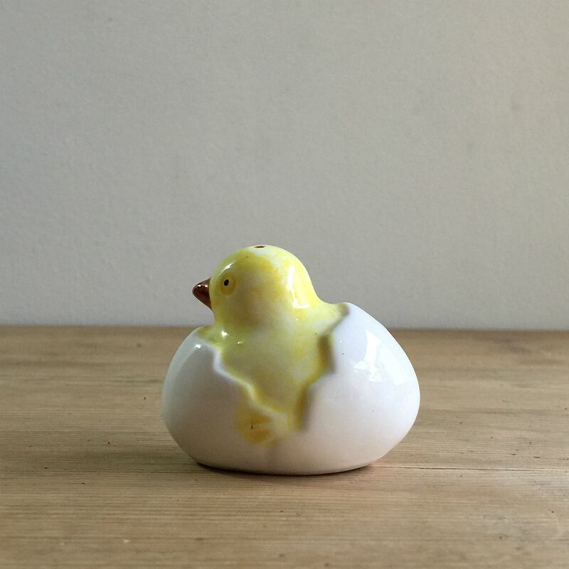 レトロ　陶器製　ヒヨコ　花飾り　置物　ソルト＆ペッパー　2点セット品 卵から生まれるひよこ 陶器 ソルト＆ペッパー入れ | ansorbet