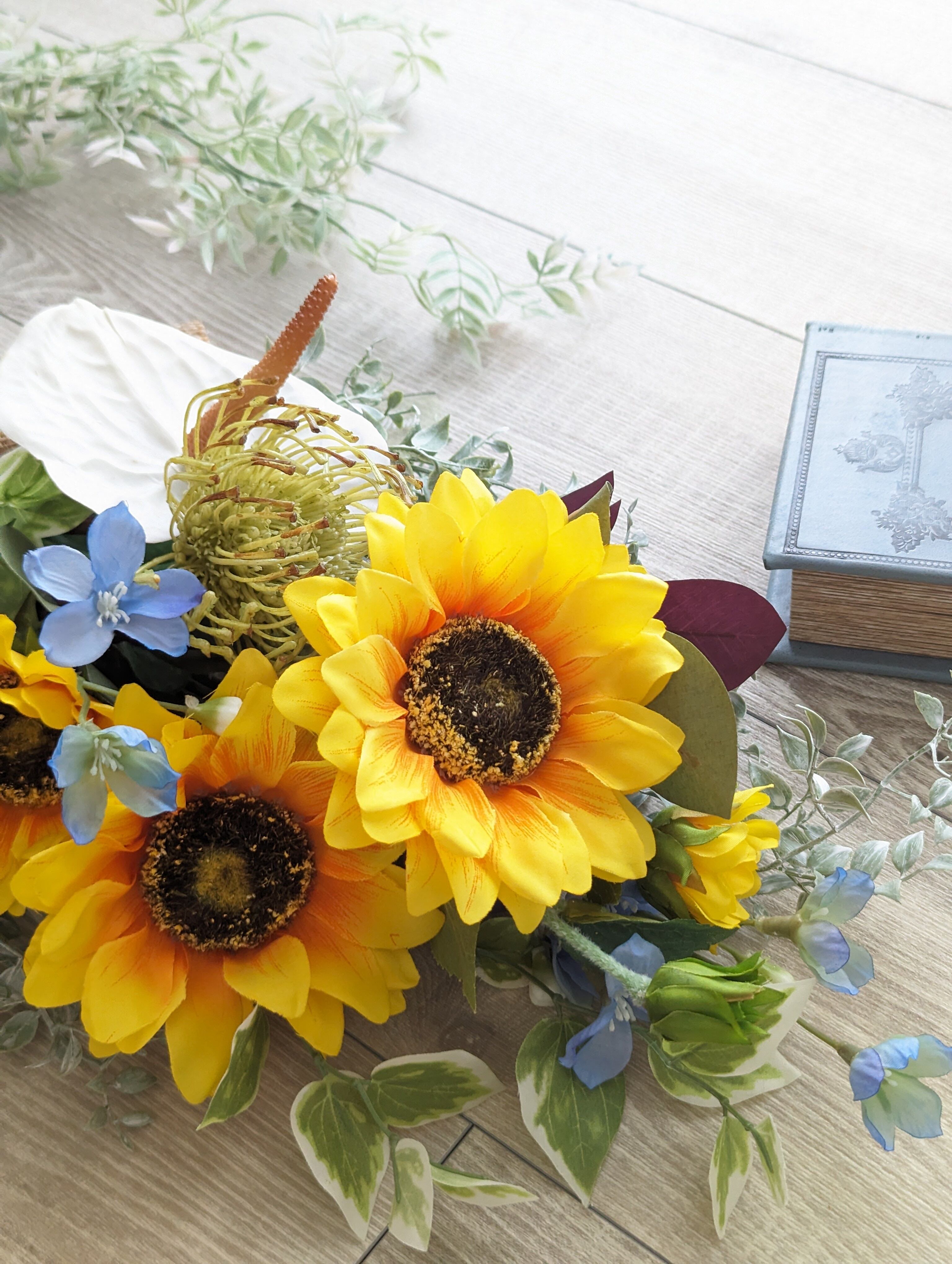 ひまわりの夏スワッグ～ひまわり×デルフィニウム×アンスリウム | HARUBERRY