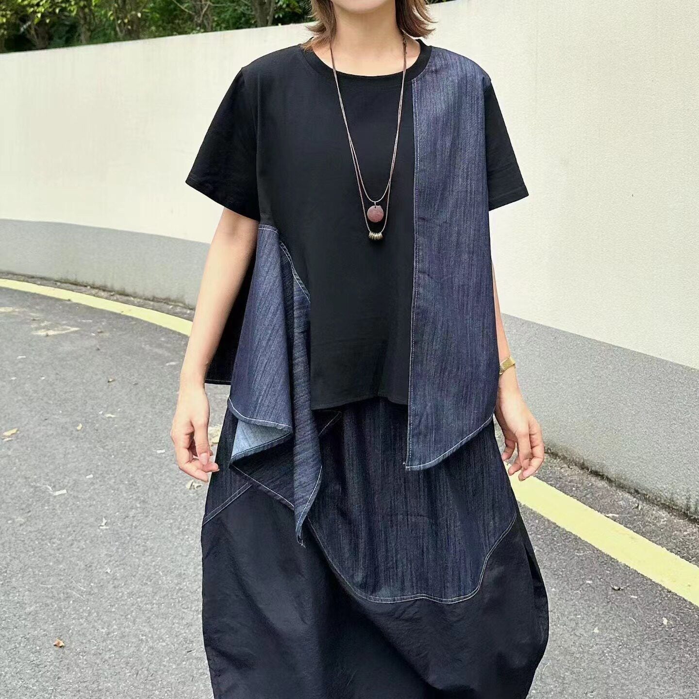 ASYMMETRIC DENIM PANEL ROUND NECK T-SHIRT M-17582