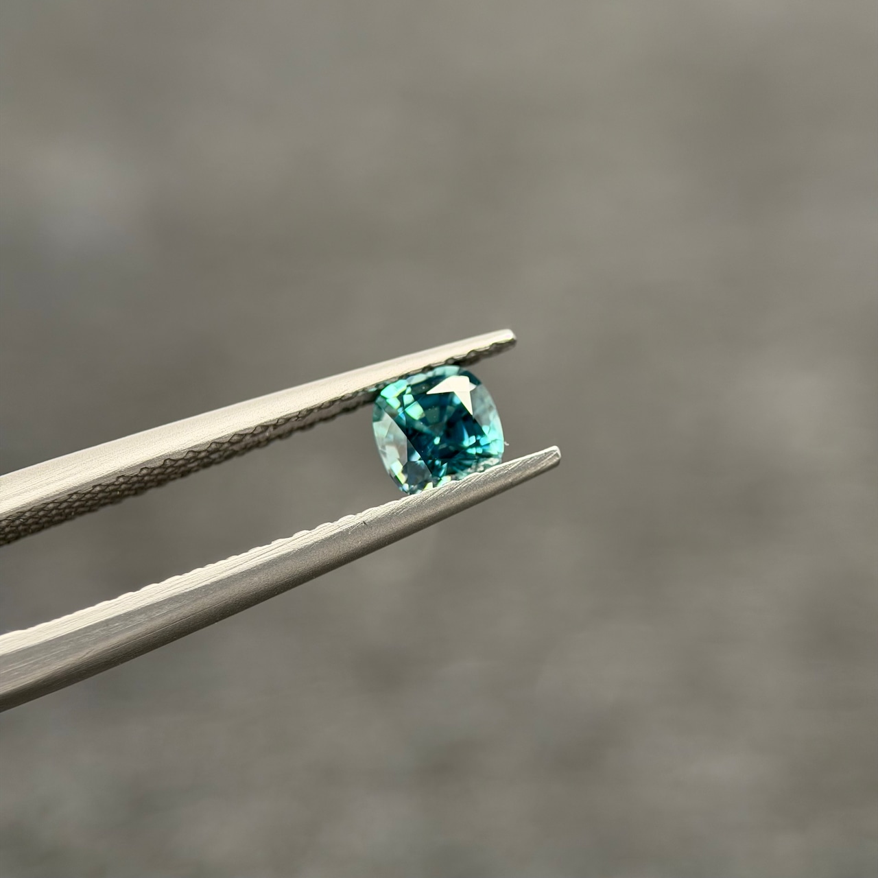 カラーチェンジジルコン 4.6x4.5mm, 0.64ct, ミャンマー産