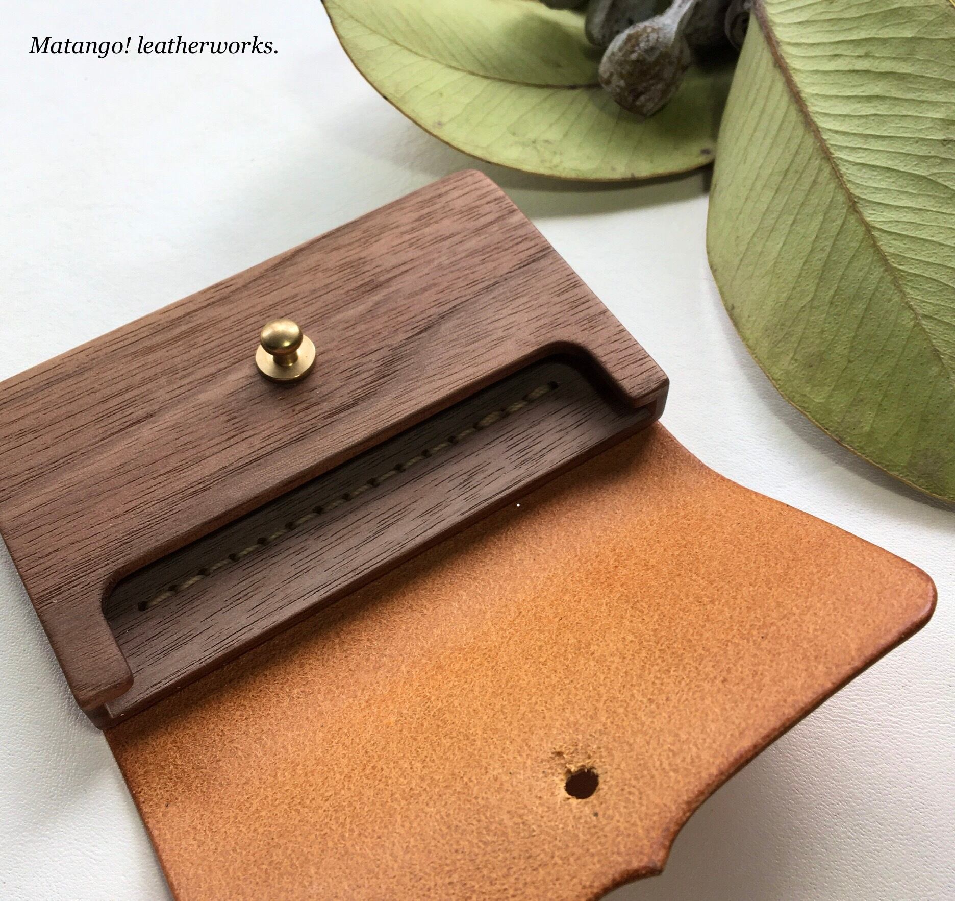 ◇革と木◇ 名刺入れ ウォールナット 真鍮 シック 上品 カードケース