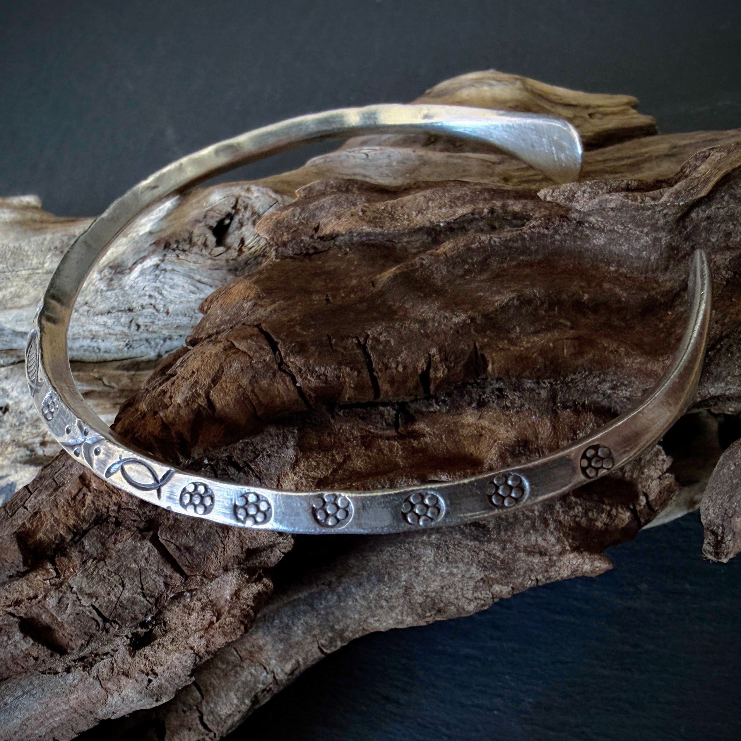Ridge Bangle | カレンシルバー バングル | Orbit8