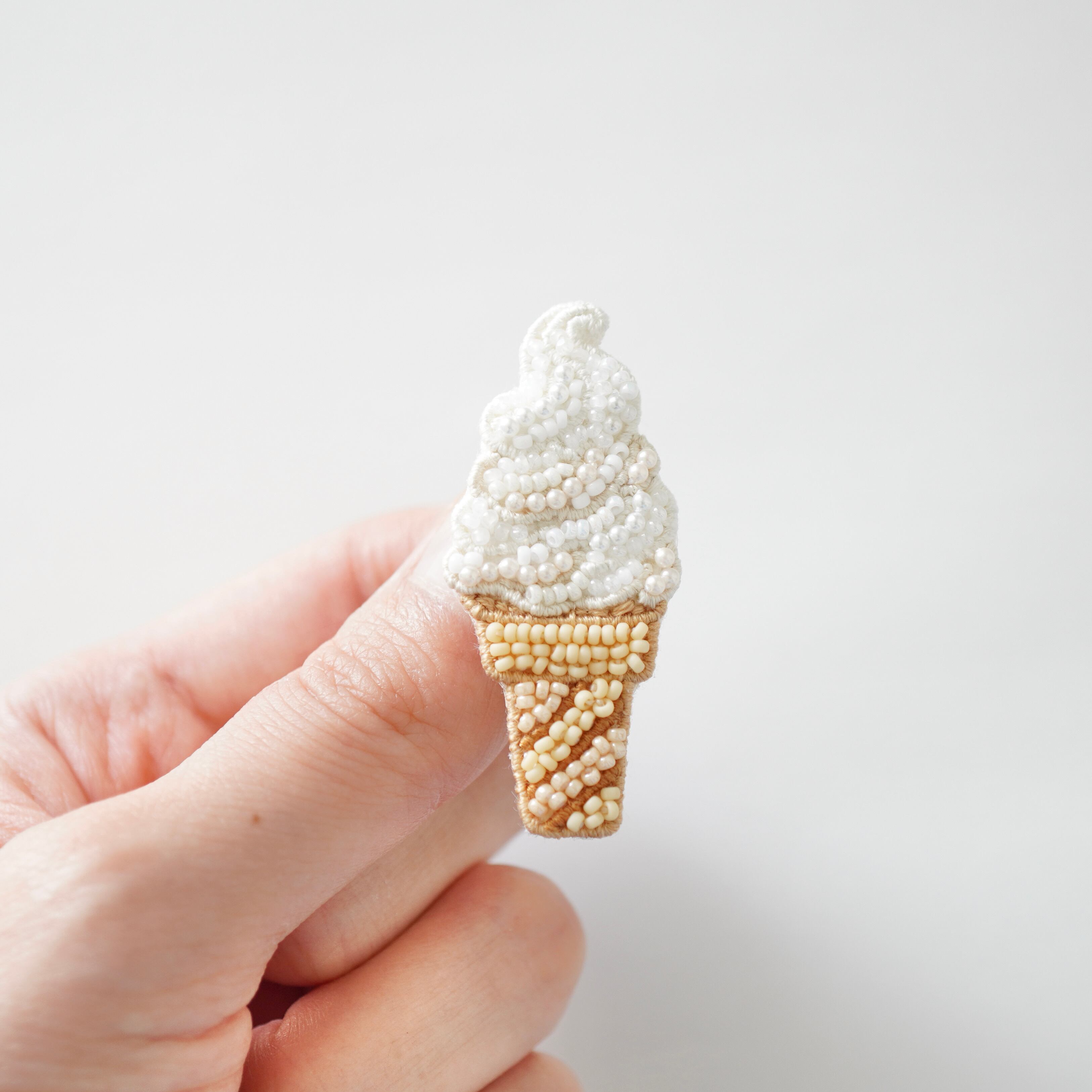 ソフトクリームのブローチ ビーズ刺繍ブローチ アイスクリーム 