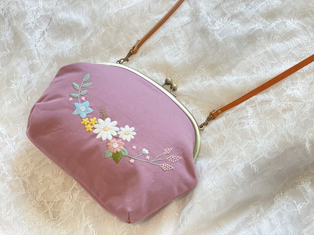 【即納】お花畑のショルダーバッグ〈ピンク〉　～手刺繍のがま口バッグ～　| from closet