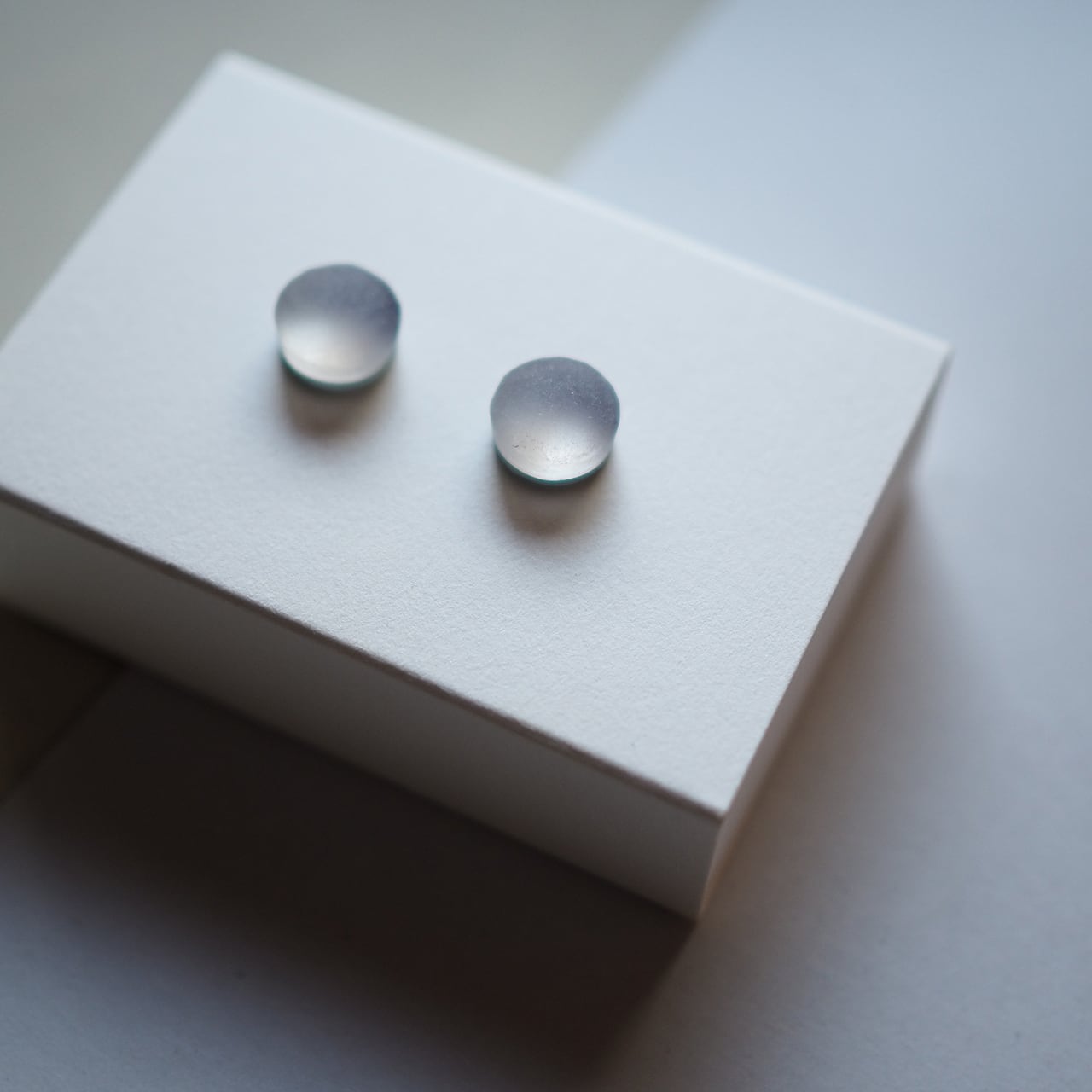 monotone S / 白×グレー・ピアスorイヤリング