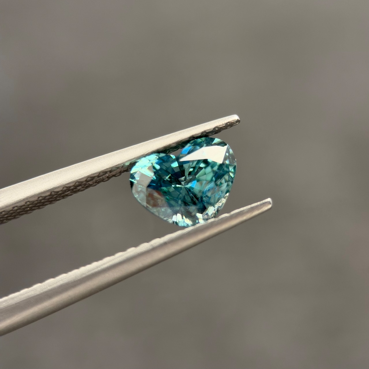 カラーチェンジジルコン 7.2x5.9mm, 1.52ct, ミャンマー産