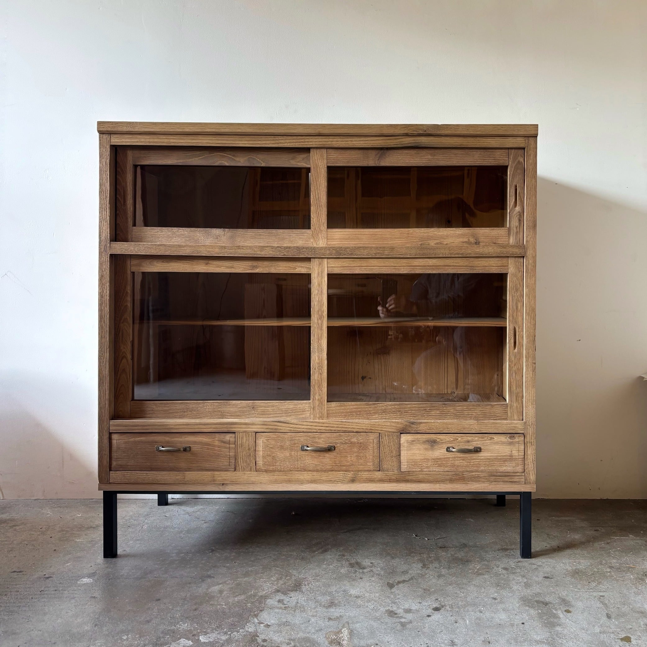 鉄脚のキャビネット　0866