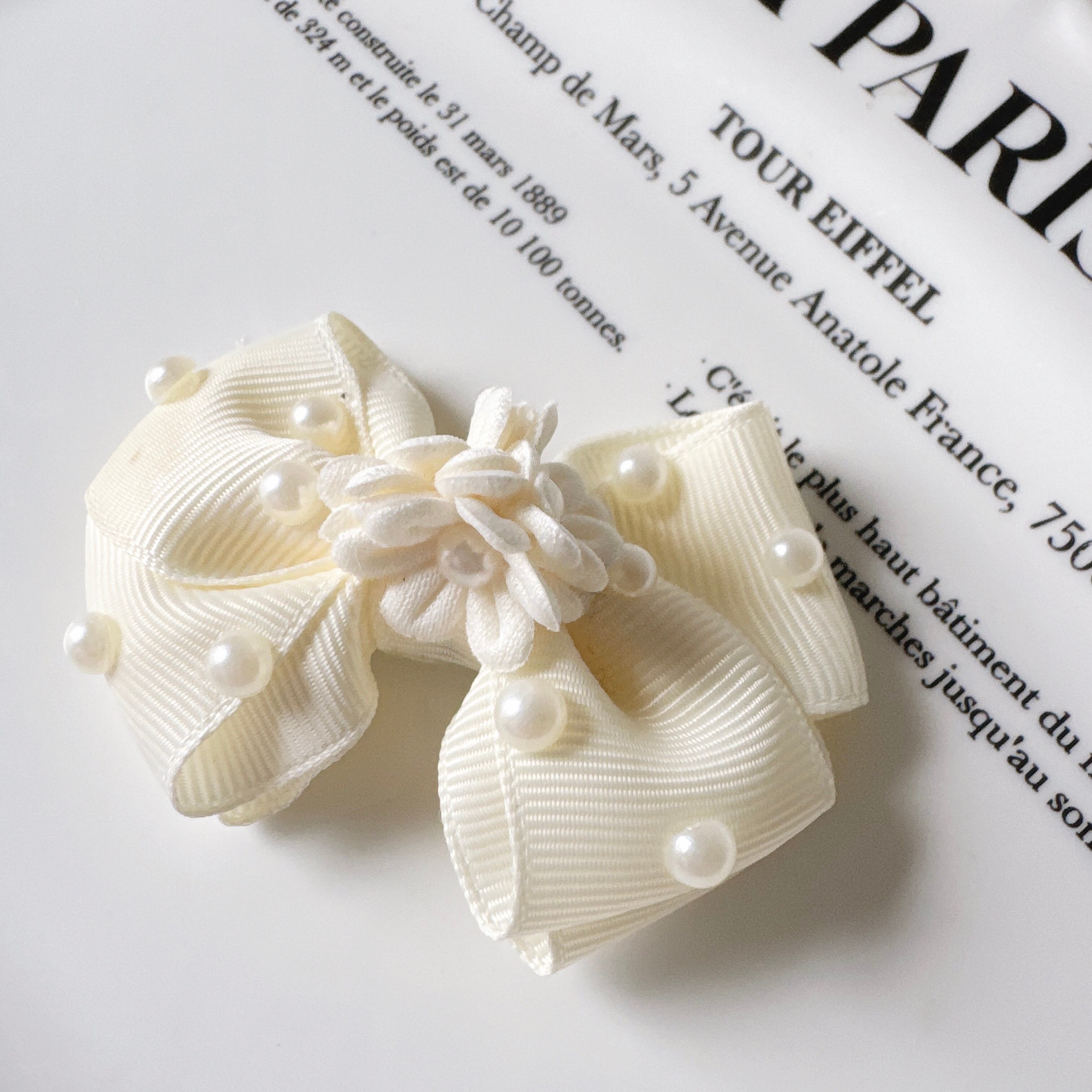 小さなお花とパールのリボンパッチン