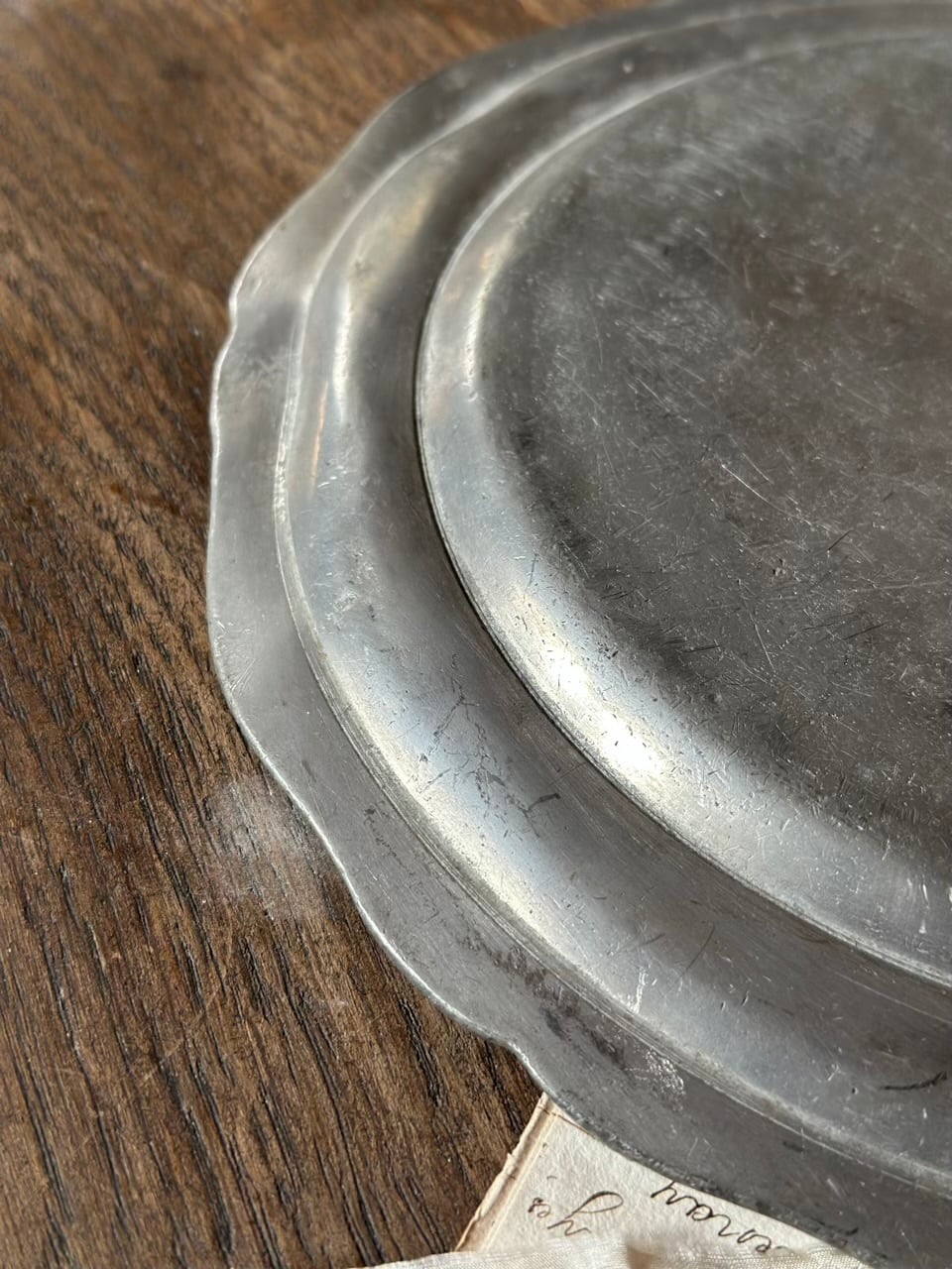ピューターの飾り皿 花リム プレート | Brocante de La Cocotte