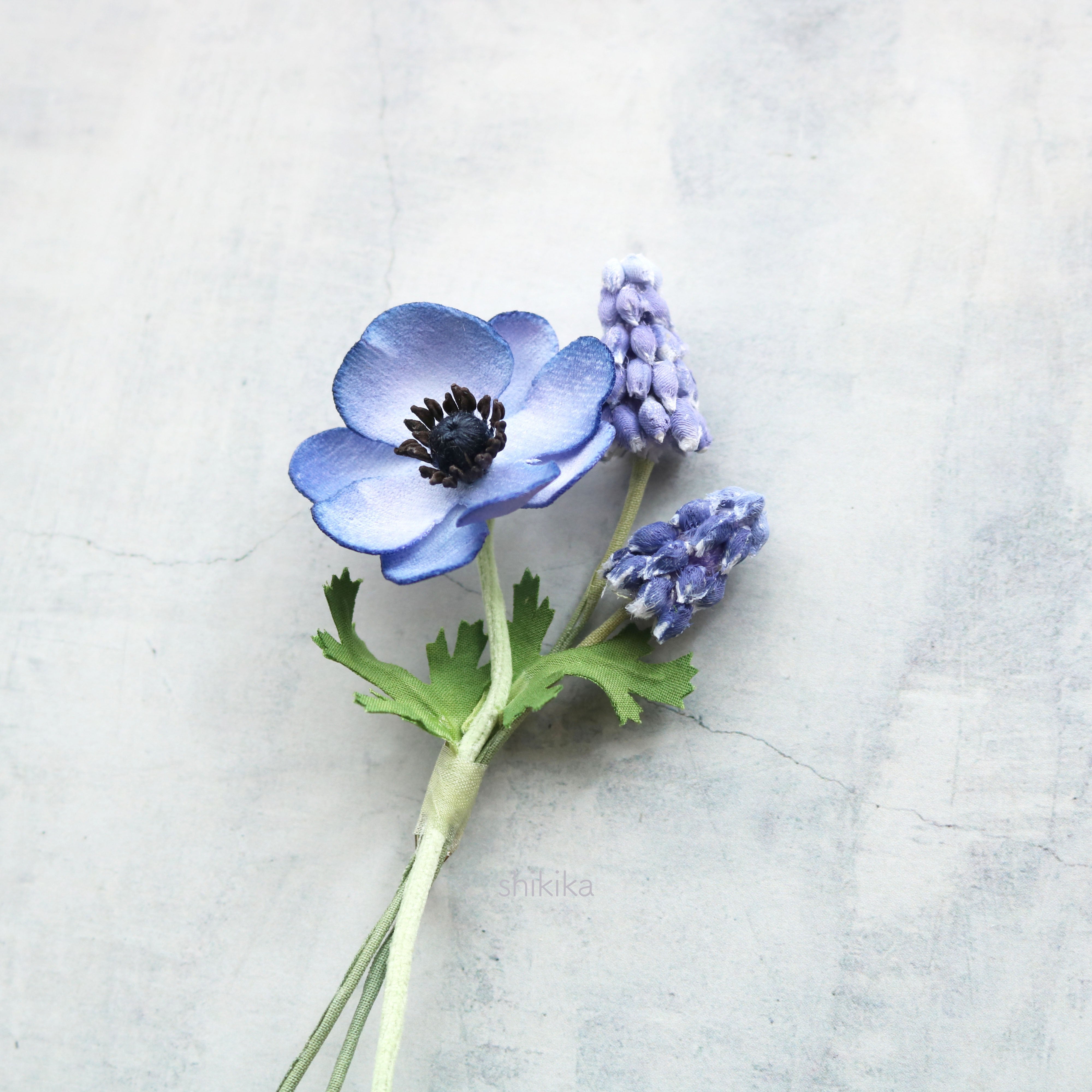 青のアネモネとムスカリの布花ミニブーケブローチ Shikika 四季の布花アクセサリー