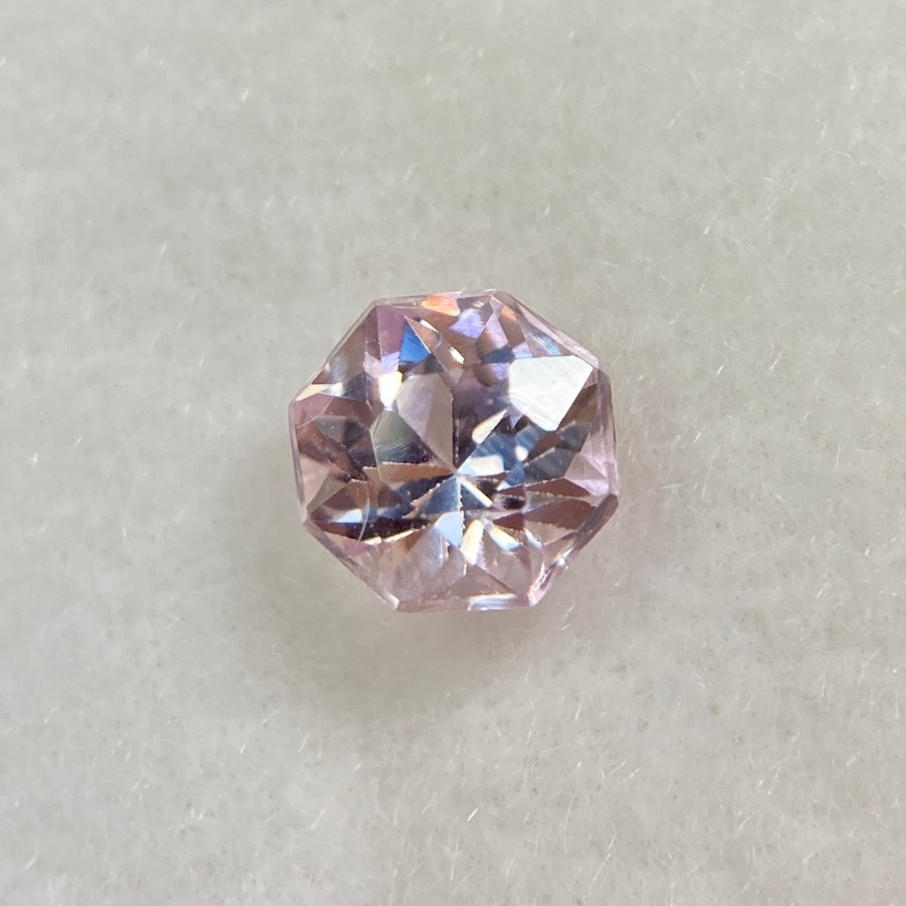 お花みたいなスピネル  約4.4mm*3.2mmmm r-0394