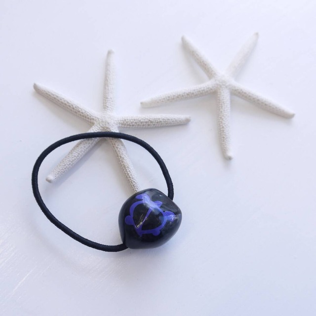 ★ハワイ直輸入★ペイントククイ ヘアゴム／ククイ ゴム／手描き／ハワイアン雑貨／プチギフト／フラガール＜ホヌ パープル＞