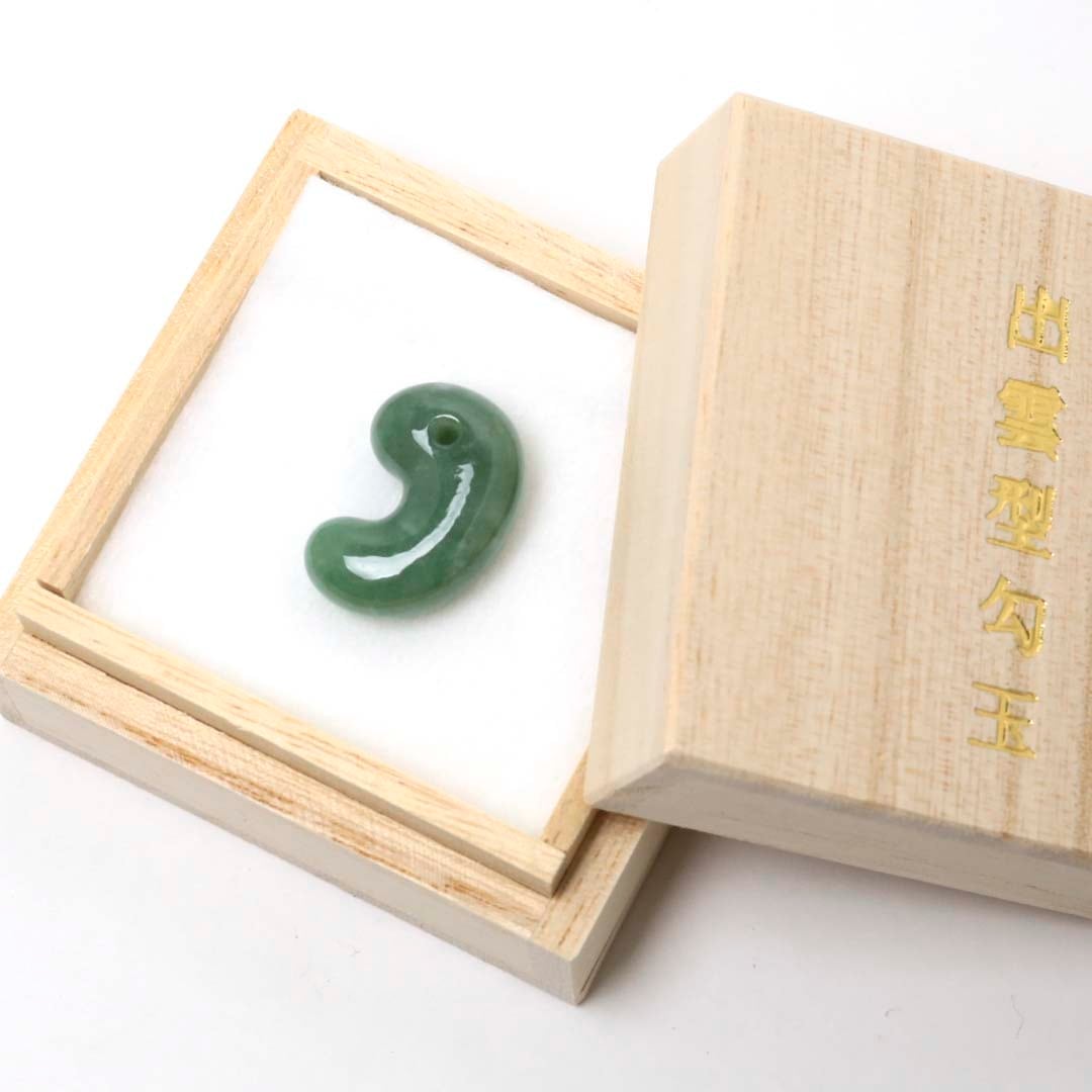 限定】24ミリ/金山谷産糸魚川翡翠 工房製作 出雲型勾玉【宝石鑑別書付